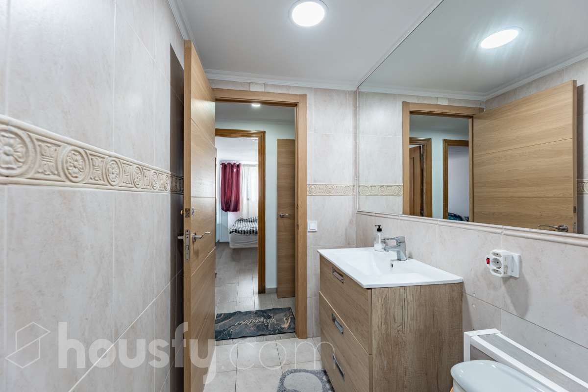Housfy vende 🏡 luminoso piso ubicado en L'Hospitalet de Llobregat, el cuál consta de 69m2 útiles (verificados con la Dirección General de Catastro). Construido en el año: 1972. Distribución de estancias -Salón-comedor -3 Dormitorios -1 Baño -Cocina equipada Características específicas -Cédula de habitabilidad -Ascensor -Aire acondicionado Zona y entorno Respecto a la ubicación, se sitúa en L'Hospitalet de Llobregat, municipio de Barcelona. Esta propiedad se encuentra cerca de transporte público, colegios, supermercados y farmacias. Aviso legal El precio de venta no incluye gastos de la compraventa como notaría, registro, impuestos, ni tampoco honorarios agencia. Esta publicación no es vinculante. Consulta siempre la nota simple con Housfy antes de formalizar la compraventa. Sobre nosotros Housfy es la plataforma integral de servicios inmobiliarios. Nuestra combinación de expertos y tecnología pone al alcance de todo el mundo servicios cómodos, claros y seguros. AICAT número: 7922. Nos encargamos de la gestión y asesoramiento de la compra. ¡Olvídate de todo! Hacemos los trámites por ti. Y, si además necesitas financiación, ponemos a tu disposición un bróker hipotecario para ayudarte a conseguir las mejores condiciones para tu perfil económico. ¿Quieres visitarla? Contacta con Housfy y agenda tu visita sin compromiso. Más información en: housfy.com En cumplimiento de la Ley 8/2026 en Cataluña, el certificado de presencia o ausencia de amianto se encuentra en proceso de tramitación.-23