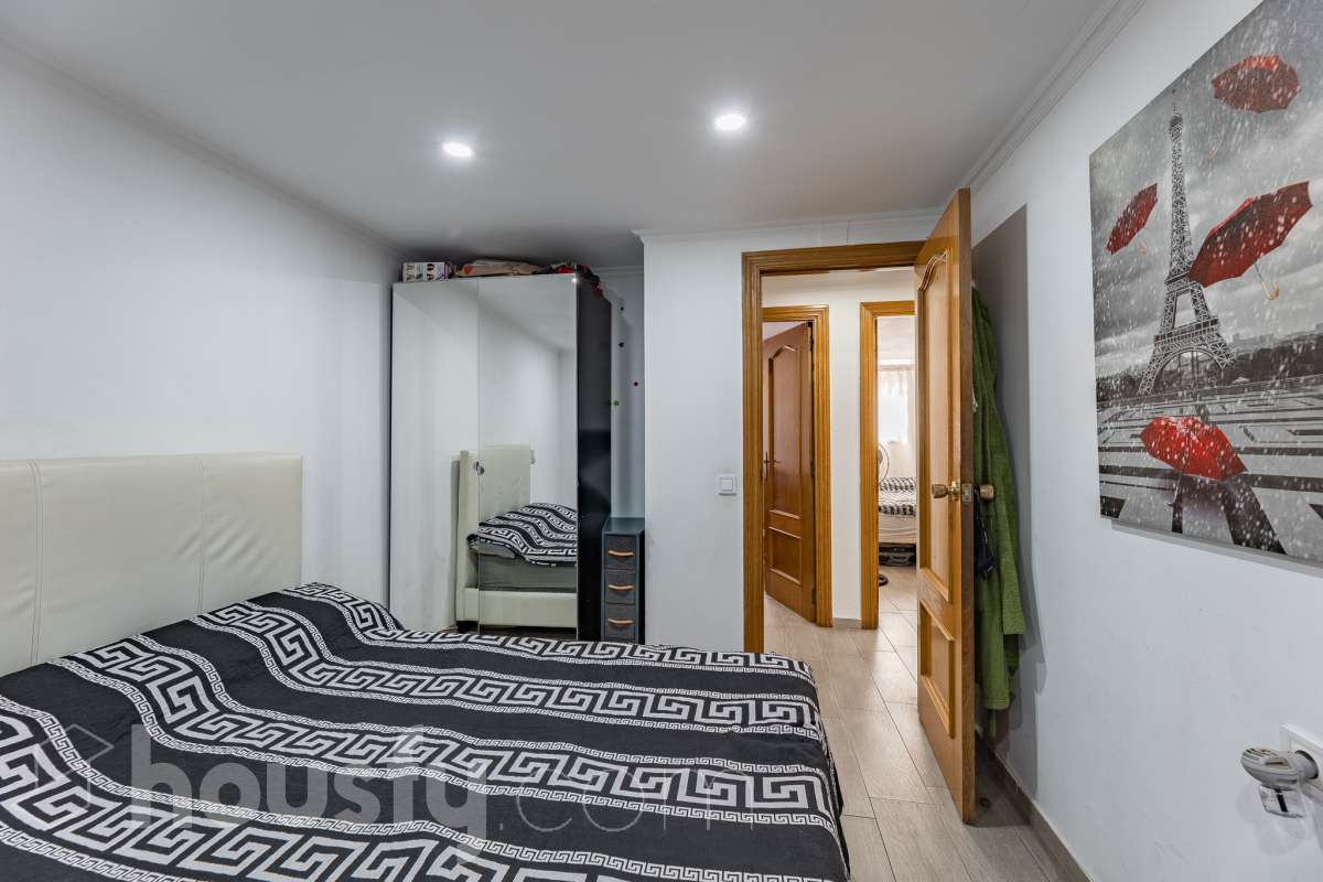 Housfy vende 🏡 luminoso piso ubicado en L'Hospitalet de Llobregat, el cuál consta de 69m2 útiles (verificados con la Dirección General de Catastro). Construido en el año: 1972. Distribución de estancias -Salón-comedor -3 Dormitorios -1 Baño -Cocina equipada Características específicas -Cédula de habitabilidad -Ascensor -Aire acondicionado Zona y entorno Respecto a la ubicación, se sitúa en L'Hospitalet de Llobregat, municipio de Barcelona. Esta propiedad se encuentra cerca de transporte público, colegios, supermercados y farmacias. Aviso legal El precio de venta no incluye gastos de la compraventa como notaría, registro, impuestos, ni tampoco honorarios agencia. Esta publicación no es vinculante. Consulta siempre la nota simple con Housfy antes de formalizar la compraventa. Sobre nosotros Housfy es la plataforma integral de servicios inmobiliarios. Nuestra combinación de expertos y tecnología pone al alcance de todo el mundo servicios cómodos, claros y seguros. AICAT número: 7922. Nos encargamos de la gestión y asesoramiento de la compra. ¡Olvídate de todo! Hacemos los trámites por ti. Y, si además necesitas financiación, ponemos a tu disposición un bróker hipotecario para ayudarte a conseguir las mejores condiciones para tu perfil económico. ¿Quieres visitarla? Contacta con Housfy y agenda tu visita sin compromiso. Más información en: housfy.com En cumplimiento de la Ley 8/2026 en Cataluña, el certificado de presencia o ausencia de amianto se encuentra en proceso de tramitación.-10