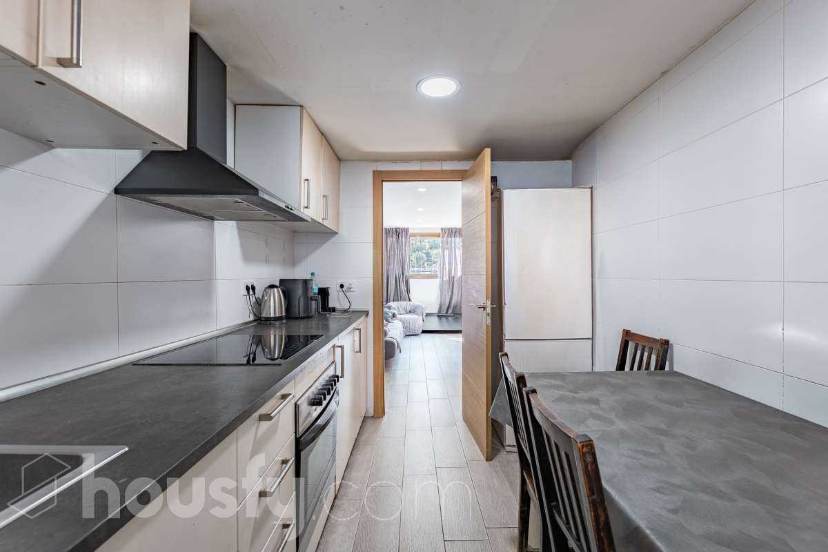 Housfy vende 🏡 luminoso piso ubicado en L'Hospitalet de Llobregat, el cuál consta de 69m2 útiles (verificados con la Dirección General de Catastro). Construido en el año: 1972. Distribución de estancias -Salón-comedor -3 Dormitorios -1 Baño -Cocina equipada Características específicas -Cédula de habitabilidad -Ascensor -Aire acondicionado Zona y entorno Respecto a la ubicación, se sitúa en L'Hospitalet de Llobregat, municipio de Barcelona. Esta propiedad se encuentra cerca de transporte público, colegios, supermercados y farmacias. Aviso legal El precio de venta no incluye gastos de la compraventa como notaría, registro, impuestos, ni tampoco honorarios agencia. Esta publicación no es vinculante. Consulta siempre la nota simple con Housfy antes de formalizar la compraventa. Sobre nosotros Housfy es la plataforma integral de servicios inmobiliarios. Nuestra combinación de expertos y tecnología pone al alcance de todo el mundo servicios cómodos, claros y seguros. AICAT número: 7922. Nos encargamos de la gestión y asesoramiento de la compra. ¡Olvídate de todo! Hacemos los trámites por ti. Y, si además necesitas financiación, ponemos a tu disposición un bróker hipotecario para ayudarte a conseguir las mejores condiciones para tu perfil económico. ¿Quieres visitarla? Contacta con Housfy y agenda tu visita sin compromiso. Más información en: housfy.com En cumplimiento de la Ley 8/2026 en Cataluña, el certificado de presencia o ausencia de amianto se encuentra en proceso de tramitación.-19