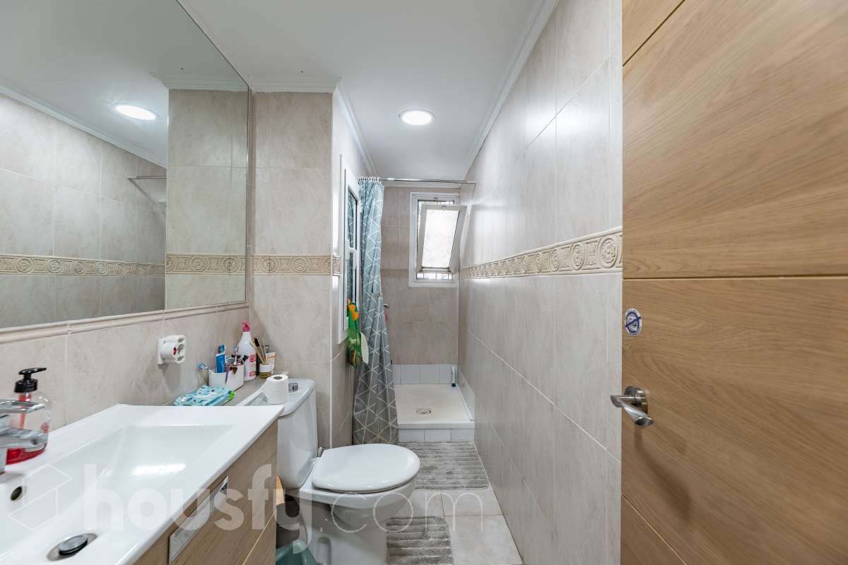 Housfy vende 🏡 luminoso piso ubicado en L'Hospitalet de Llobregat, el cuál consta de 69m2 útiles (verificados con la Dirección General de Catastro). Construido en el año: 1972. Distribución de estancias -Salón-comedor -3 Dormitorios -1 Baño -Cocina equipada Características específicas -Cédula de habitabilidad -Ascensor -Aire acondicionado Zona y entorno Respecto a la ubicación, se sitúa en L'Hospitalet de Llobregat, municipio de Barcelona. Esta propiedad se encuentra cerca de transporte público, colegios, supermercados y farmacias. Aviso legal El precio de venta no incluye gastos de la compraventa como notaría, registro, impuestos, ni tampoco honorarios agencia. Esta publicación no es vinculante. Consulta siempre la nota simple con Housfy antes de formalizar la compraventa. Sobre nosotros Housfy es la plataforma integral de servicios inmobiliarios. Nuestra combinación de expertos y tecnología pone al alcance de todo el mundo servicios cómodos, claros y seguros. AICAT número: 7922. Nos encargamos de la gestión y asesoramiento de la compra. ¡Olvídate de todo! Hacemos los trámites por ti. Y, si además necesitas financiación, ponemos a tu disposición un bróker hipotecario para ayudarte a conseguir las mejores condiciones para tu perfil económico. ¿Quieres visitarla? Contacta con Housfy y agenda tu visita sin compromiso. Más información en: housfy.com En cumplimiento de la Ley 8/2026 en Cataluña, el certificado de presencia o ausencia de amianto se encuentra en proceso de tramitación.-25
