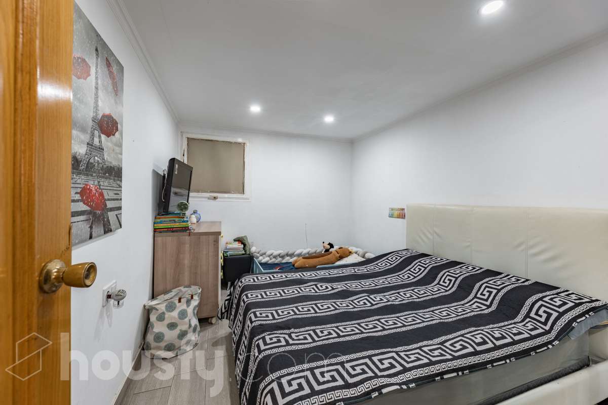 Housfy vende 🏡 luminoso piso ubicado en L'Hospitalet de Llobregat, el cuál consta de 69m2 útiles (verificados con la Dirección General de Catastro). Construido en el año: 1972. Distribución de estancias -Salón-comedor -3 Dormitorios -1 Baño -Cocina equipada Características específicas -Cédula de habitabilidad -Ascensor -Aire acondicionado Zona y entorno Respecto a la ubicación, se sitúa en L'Hospitalet de Llobregat, municipio de Barcelona. Esta propiedad se encuentra cerca de transporte público, colegios, supermercados y farmacias. Aviso legal El precio de venta no incluye gastos de la compraventa como notaría, registro, impuestos, ni tampoco honorarios agencia. Esta publicación no es vinculante. Consulta siempre la nota simple con Housfy antes de formalizar la compraventa. Sobre nosotros Housfy es la plataforma integral de servicios inmobiliarios. Nuestra combinación de expertos y tecnología pone al alcance de todo el mundo servicios cómodos, claros y seguros. AICAT número: 7922. Nos encargamos de la gestión y asesoramiento de la compra. ¡Olvídate de todo! Hacemos los trámites por ti. Y, si además necesitas financiación, ponemos a tu disposición un bróker hipotecario para ayudarte a conseguir las mejores condiciones para tu perfil económico. ¿Quieres visitarla? Contacta con Housfy y agenda tu visita sin compromiso. Más información en: housfy.com En cumplimiento de la Ley 8/2026 en Cataluña, el certificado de presencia o ausencia de amianto se encuentra en proceso de tramitación.-9