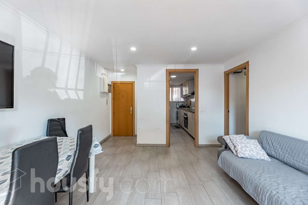 Housfy vende 🏡 luminoso piso ubicado en L'Hospitalet de Llobregat, el cuál consta de 69m2 útiles (verificados con la Dirección General de Catastro). Construido en el año: 1972. Distribución de estancias -Salón-comedor -3 Dormitorios -1 Baño -Cocina equipada Características específicas -Cédula de habitabilidad -Ascensor -Aire acondicionado Zona y entorno Respecto a la ubicación, se sitúa en L'Hospitalet de Llobregat, municipio de Barcelona. Esta propiedad se encuentra cerca de transporte público, colegios, supermercados y farmacias. Aviso legal El precio de venta no incluye gastos de la compraventa como notaría, registro, impuestos, ni tampoco honorarios agencia. Esta publicación no es vinculante. Consulta siempre la nota simple con Housfy antes de formalizar la compraventa. Sobre nosotros Housfy es la plataforma integral de servicios inmobiliarios. Nuestra combinación de expertos y tecnología pone al alcance de todo el mundo servicios cómodos, claros y seguros. AICAT número: 7922. Nos encargamos de la gestión y asesoramiento de la compra. ¡Olvídate de todo! Hacemos los trámites por ti. Y, si además necesitas financiación, ponemos a tu disposición un bróker hipotecario para ayudarte a conseguir las mejores condiciones para tu perfil económico. ¿Quieres visitarla? Contacta con Housfy y agenda tu visita sin compromiso. Más información en: housfy.com En cumplimiento de la Ley 8/2026 en Cataluña, el certificado de presencia o ausencia de amianto se encuentra en proceso de tramitación.-4