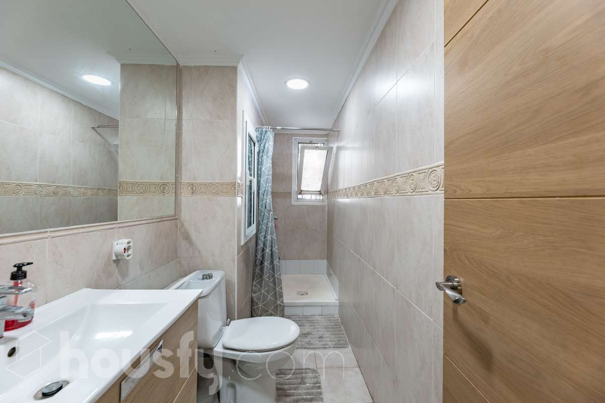 Housfy vende 🏡 luminoso piso ubicado en L'Hospitalet de Llobregat, el cuál consta de 69m2 útiles (verificados con la Dirección General de Catastro). Construido en el año: 1972. Distribución de estancias -Salón-comedor -3 Dormitorios -1 Baño -Cocina equipada Características específicas -Cédula de habitabilidad -Ascensor -Aire acondicionado Zona y entorno Respecto a la ubicación, se sitúa en L'Hospitalet de Llobregat, municipio de Barcelona. Esta propiedad se encuentra cerca de transporte público, colegios, supermercados y farmacias. Aviso legal El precio de venta no incluye gastos de la compraventa como notaría, registro, impuestos, ni tampoco honorarios agencia. Esta publicación no es vinculante. Consulta siempre la nota simple con Housfy antes de formalizar la compraventa. Sobre nosotros Housfy es la plataforma integral de servicios inmobiliarios. Nuestra combinación de expertos y tecnología pone al alcance de todo el mundo servicios cómodos, claros y seguros. AICAT número: 7922. Nos encargamos de la gestión y asesoramiento de la compra. ¡Olvídate de todo! Hacemos los trámites por ti. Y, si además necesitas financiación, ponemos a tu disposición un bróker hipotecario para ayudarte a conseguir las mejores condiciones para tu perfil económico. ¿Quieres visitarla? Contacta con Housfy y agenda tu visita sin compromiso. Más información en: housfy.com En cumplimiento de la Ley 8/2026 en Cataluña, el certificado de presencia o ausencia de amianto se encuentra en proceso de tramitación.-22