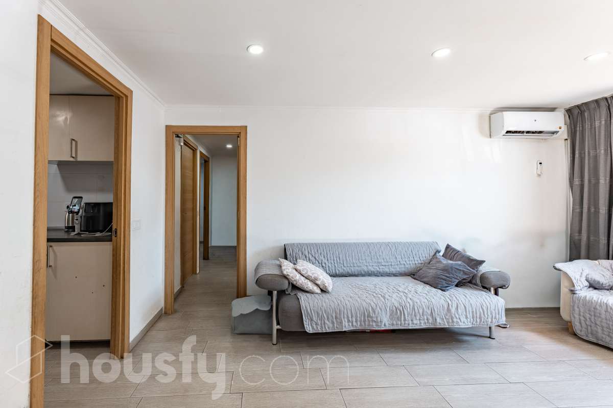 Housfy vende 🏡 luminoso piso ubicado en L'Hospitalet de Llobregat, el cuál consta de 69m2 útiles (verificados con la Dirección General de Catastro). Construido en el año: 1972. Distribución de estancias -Salón-comedor -3 Dormitorios -1 Baño -Cocina equipada Características específicas -Cédula de habitabilidad -Ascensor -Aire acondicionado Zona y entorno Respecto a la ubicación, se sitúa en L'Hospitalet de Llobregat, municipio de Barcelona. Esta propiedad se encuentra cerca de transporte público, colegios, supermercados y farmacias. Aviso legal El precio de venta no incluye gastos de la compraventa como notaría, registro, impuestos, ni tampoco honorarios agencia. Esta publicación no es vinculante. Consulta siempre la nota simple con Housfy antes de formalizar la compraventa. Sobre nosotros Housfy es la plataforma integral de servicios inmobiliarios. Nuestra combinación de expertos y tecnología pone al alcance de todo el mundo servicios cómodos, claros y seguros. AICAT número: 7922. Nos encargamos de la gestión y asesoramiento de la compra. ¡Olvídate de todo! Hacemos los trámites por ti. Y, si además necesitas financiación, ponemos a tu disposición un bróker hipotecario para ayudarte a conseguir las mejores condiciones para tu perfil económico. ¿Quieres visitarla? Contacta con Housfy y agenda tu visita sin compromiso. Más información en: housfy.com En cumplimiento de la Ley 8/2026 en Cataluña, el certificado de presencia o ausencia de amianto se encuentra en proceso de tramitación.-8