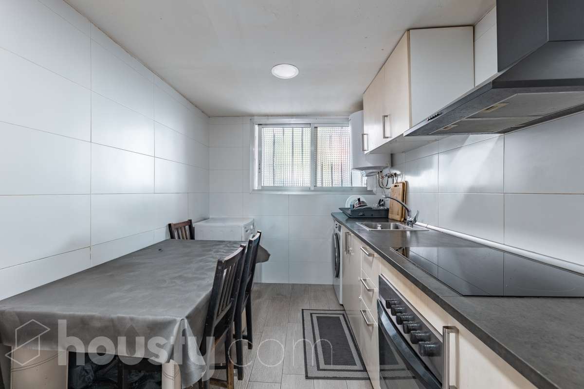 Housfy vende 🏡 luminoso piso ubicado en L'Hospitalet de Llobregat, el cuál consta de 69m2 útiles (verificados con la Dirección General de Catastro). Construido en el año: 1972. Distribución de estancias -Salón-comedor -3 Dormitorios -1 Baño -Cocina equipada Características específicas -Cédula de habitabilidad -Ascensor -Aire acondicionado Zona y entorno Respecto a la ubicación, se sitúa en L'Hospitalet de Llobregat, municipio de Barcelona. Esta propiedad se encuentra cerca de transporte público, colegios, supermercados y farmacias. Aviso legal El precio de venta no incluye gastos de la compraventa como notaría, registro, impuestos, ni tampoco honorarios agencia. Esta publicación no es vinculante. Consulta siempre la nota simple con Housfy antes de formalizar la compraventa. Sobre nosotros Housfy es la plataforma integral de servicios inmobiliarios. Nuestra combinación de expertos y tecnología pone al alcance de todo el mundo servicios cómodos, claros y seguros. AICAT número: 7922. Nos encargamos de la gestión y asesoramiento de la compra. ¡Olvídate de todo! Hacemos los trámites por ti. Y, si además necesitas financiación, ponemos a tu disposición un bróker hipotecario para ayudarte a conseguir las mejores condiciones para tu perfil económico. ¿Quieres visitarla? Contacta con Housfy y agenda tu visita sin compromiso. Más información en: housfy.com En cumplimiento de la Ley 8/2026 en Cataluña, el certificado de presencia o ausencia de amianto se encuentra en proceso de tramitación.-21