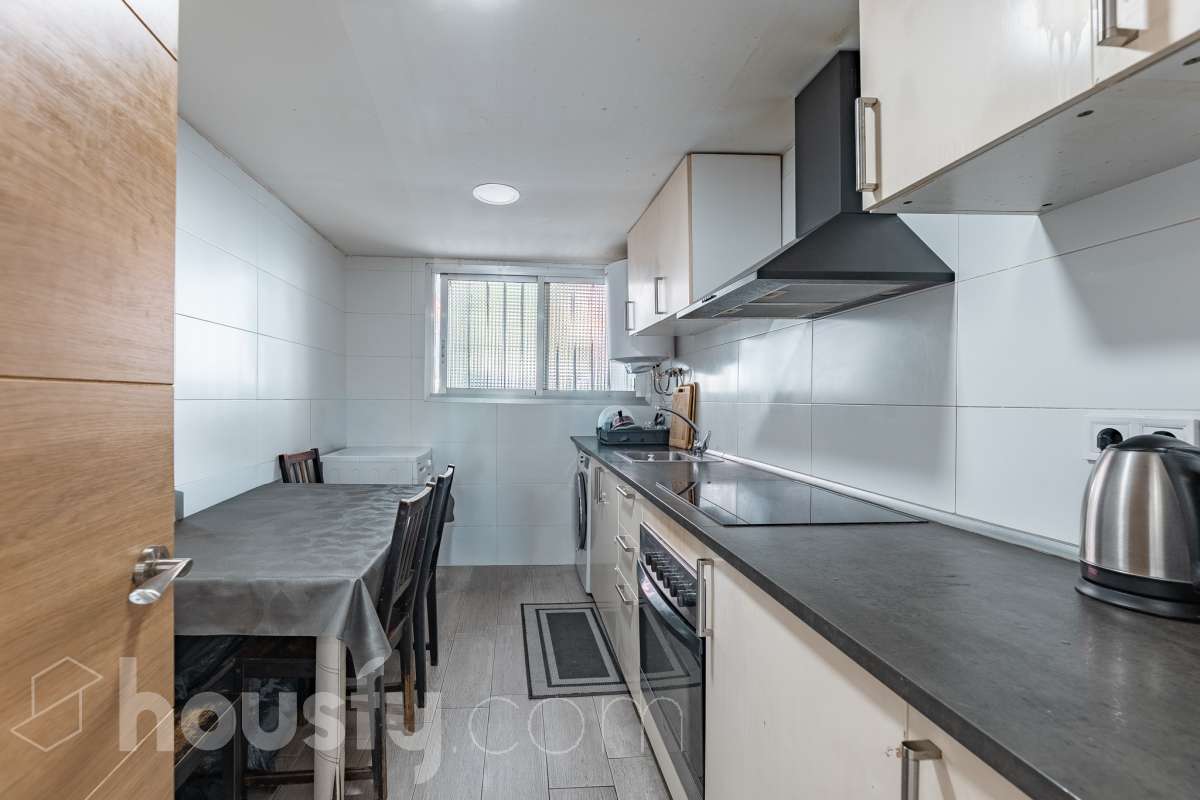 Housfy vende 🏡 luminoso piso ubicado en L'Hospitalet de Llobregat, el cuál consta de 69m2 útiles (verificados con la Dirección General de Catastro). Construido en el año: 1972. Distribución de estancias -Salón-comedor -3 Dormitorios -1 Baño -Cocina equipada Características específicas -Cédula de habitabilidad -Ascensor -Aire acondicionado Zona y entorno Respecto a la ubicación, se sitúa en L'Hospitalet de Llobregat, municipio de Barcelona. Esta propiedad se encuentra cerca de transporte público, colegios, supermercados y farmacias. Aviso legal El precio de venta no incluye gastos de la compraventa como notaría, registro, impuestos, ni tampoco honorarios agencia. Esta publicación no es vinculante. Consulta siempre la nota simple con Housfy antes de formalizar la compraventa. Sobre nosotros Housfy es la plataforma integral de servicios inmobiliarios. Nuestra combinación de expertos y tecnología pone al alcance de todo el mundo servicios cómodos, claros y seguros. AICAT número: 7922. Nos encargamos de la gestión y asesoramiento de la compra. ¡Olvídate de todo! Hacemos los trámites por ti. Y, si además necesitas financiación, ponemos a tu disposición un bróker hipotecario para ayudarte a conseguir las mejores condiciones para tu perfil económico. ¿Quieres visitarla? Contacta con Housfy y agenda tu visita sin compromiso. Más información en: housfy.com En cumplimiento de la Ley 8/2026 en Cataluña, el certificado de presencia o ausencia de amianto se encuentra en proceso de tramitación.-20