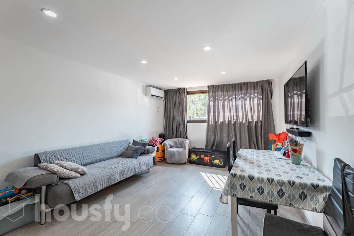 Housfy vende 🏡 luminoso piso ubicado en L'Hospitalet de Llobregat, el cuál consta de 69m2 útiles (verificados con la Dirección General de Catastro). Construido en el año: 1972. Distribución de estancias -Salón-comedor -3 Dormitorios -1 Baño -Cocina equipada Características específicas -Cédula de habitabilidad -Ascensor -Aire acondicionado Zona y entorno Respecto a la ubicación, se sitúa en L'Hospitalet de Llobregat, municipio de Barcelona. Esta propiedad se encuentra cerca de transporte público, colegios, supermercados y farmacias. Aviso legal El precio de venta no incluye gastos de la compraventa como notaría, registro, impuestos, ni tampoco honorarios agencia. Esta publicación no es vinculante. Consulta siempre la nota simple con Housfy antes de formalizar la compraventa. Sobre nosotros Housfy es la plataforma integral de servicios inmobiliarios. Nuestra combinación de expertos y tecnología pone al alcance de todo el mundo servicios cómodos, claros y seguros. AICAT número: 7922. Nos encargamos de la gestión y asesoramiento de la compra. ¡Olvídate de todo! Hacemos los trámites por ti. Y, si además necesitas financiación, ponemos a tu disposición un bróker hipotecario para ayudarte a conseguir las mejores condiciones para tu perfil económico. ¿Quieres visitarla? Contacta con Housfy y agenda tu visita sin compromiso. Más información en: housfy.com En cumplimiento de la Ley 8/2026 en Cataluña, el certificado de presencia o ausencia de amianto se encuentra en proceso de tramitación.-3