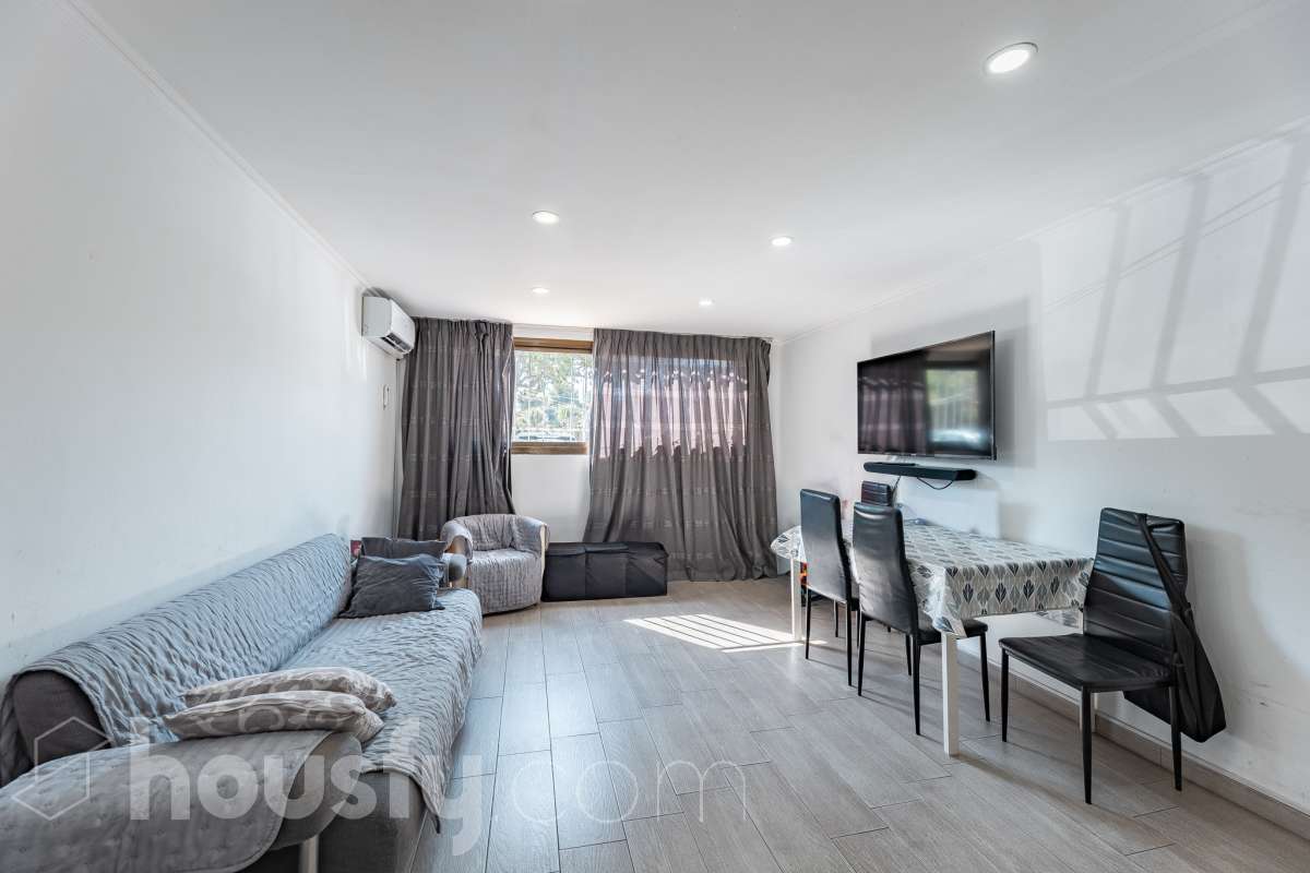 Housfy vende 🏡 luminoso piso ubicado en L'Hospitalet de Llobregat, el cuál consta de 69m2 útiles (verificados con la Dirección General de Catastro). Construido en el año: 1972. Distribución de estancias -Salón-comedor -3 Dormitorios -1 Baño -Cocina equipada Características específicas -Cédula de habitabilidad -Ascensor -Aire acondicionado Zona y entorno Respecto a la ubicación, se sitúa en L'Hospitalet de Llobregat, municipio de Barcelona. Esta propiedad se encuentra cerca de transporte público, colegios, supermercados y farmacias. Aviso legal El precio de venta no incluye gastos de la compraventa como notaría, registro, impuestos, ni tampoco honorarios agencia. Esta publicación no es vinculante. Consulta siempre la nota simple con Housfy antes de formalizar la compraventa. Sobre nosotros Housfy es la plataforma integral de servicios inmobiliarios. Nuestra combinación de expertos y tecnología pone al alcance de todo el mundo servicios cómodos, claros y seguros. AICAT número: 7922. Nos encargamos de la gestión y asesoramiento de la compra. ¡Olvídate de todo! Hacemos los trámites por ti. Y, si además necesitas financiación, ponemos a tu disposición un bróker hipotecario para ayudarte a conseguir las mejores condiciones para tu perfil económico. ¿Quieres visitarla? Contacta con Housfy y agenda tu visita sin compromiso. Más información en: housfy.com En cumplimiento de la Ley 8/2026 en Cataluña, el certificado de presencia o ausencia de amianto se encuentra en proceso de tramitación.-6