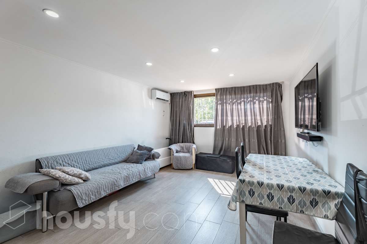 Housfy vende 🏡 luminoso piso ubicado en L'Hospitalet de Llobregat, el cuál consta de 69m2 útiles (verificados con la Dirección General de Catastro). Construido en el año: 1972. Distribución de estancias -Salón-comedor -3 Dormitorios -1 Baño -Cocina equipada Características específicas -Cédula de habitabilidad -Ascensor -Aire acondicionado Zona y entorno Respecto a la ubicación, se sitúa en L'Hospitalet de Llobregat, municipio de Barcelona. Esta propiedad se encuentra cerca de transporte público, colegios, supermercados y farmacias. Aviso legal El precio de venta no incluye gastos de la compraventa como notaría, registro, impuestos, ni tampoco honorarios agencia. Esta publicación no es vinculante. Consulta siempre la nota simple con Housfy antes de formalizar la compraventa. Sobre nosotros Housfy es la plataforma integral de servicios inmobiliarios. Nuestra combinación de expertos y tecnología pone al alcance de todo el mundo servicios cómodos, claros y seguros. AICAT número: 7922. Nos encargamos de la gestión y asesoramiento de la compra. ¡Olvídate de todo! Hacemos los trámites por ti. Y, si además necesitas financiación, ponemos a tu disposición un bróker hipotecario para ayudarte a conseguir las mejores condiciones para tu perfil económico. ¿Quieres visitarla? Contacta con Housfy y agenda tu visita sin compromiso. Más información en: housfy.com En cumplimiento de la Ley 8/2026 en Cataluña, el certificado de presencia o ausencia de amianto se encuentra en proceso de tramitación.-2