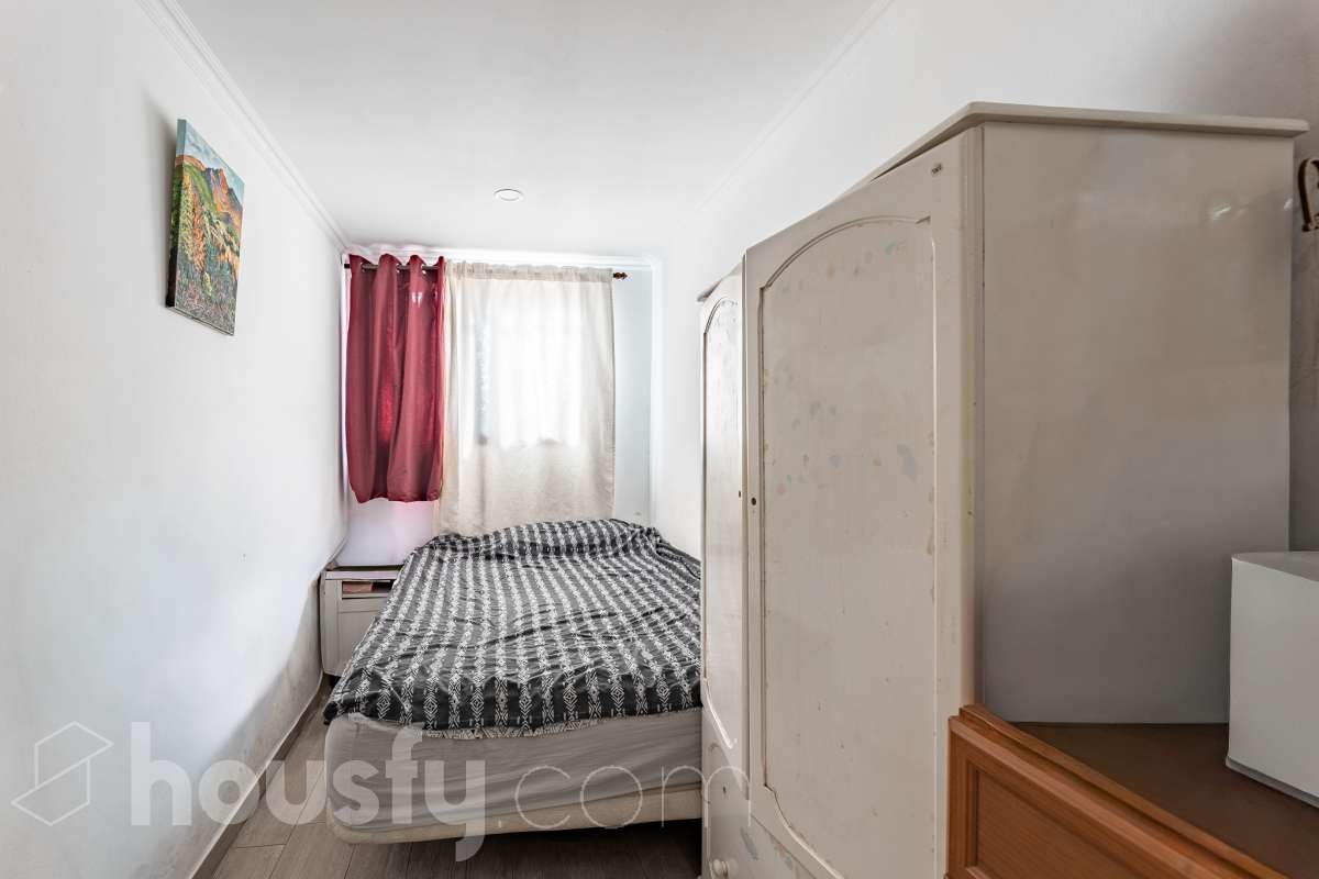 Housfy vende 🏡 luminoso piso ubicado en L'Hospitalet de Llobregat, el cuál consta de 69m2 útiles (verificados con la Dirección General de Catastro). Construido en el año: 1972. Distribución de estancias -Salón-comedor -3 Dormitorios -1 Baño -Cocina equipada Características específicas -Cédula de habitabilidad -Ascensor -Aire acondicionado Zona y entorno Respecto a la ubicación, se sitúa en L'Hospitalet de Llobregat, municipio de Barcelona. Esta propiedad se encuentra cerca de transporte público, colegios, supermercados y farmacias. Aviso legal El precio de venta no incluye gastos de la compraventa como notaría, registro, impuestos, ni tampoco honorarios agencia. Esta publicación no es vinculante. Consulta siempre la nota simple con Housfy antes de formalizar la compraventa. Sobre nosotros Housfy es la plataforma integral de servicios inmobiliarios. Nuestra combinación de expertos y tecnología pone al alcance de todo el mundo servicios cómodos, claros y seguros. AICAT número: 7922. Nos encargamos de la gestión y asesoramiento de la compra. ¡Olvídate de todo! Hacemos los trámites por ti. Y, si además necesitas financiación, ponemos a tu disposición un bróker hipotecario para ayudarte a conseguir las mejores condiciones para tu perfil económico. ¿Quieres visitarla? Contacta con Housfy y agenda tu visita sin compromiso. Más información en: housfy.com En cumplimiento de la Ley 8/2026 en Cataluña, el certificado de presencia o ausencia de amianto se encuentra en proceso de tramitación.-13
