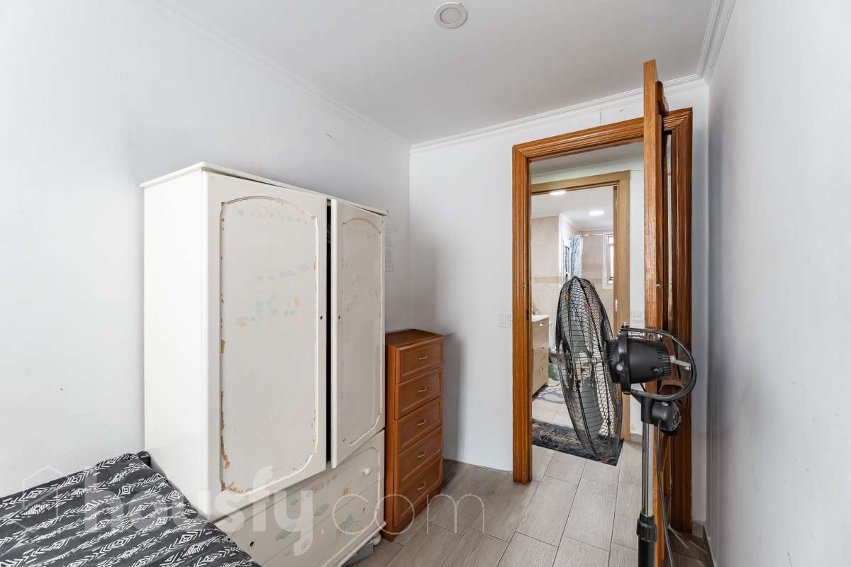 Housfy vende 🏡 luminoso piso ubicado en L'Hospitalet de Llobregat, el cuál consta de 69m2 útiles (verificados con la Dirección General de Catastro). Construido en el año: 1972. Distribución de estancias -Salón-comedor -3 Dormitorios -1 Baño -Cocina equipada Características específicas -Cédula de habitabilidad -Ascensor -Aire acondicionado Zona y entorno Respecto a la ubicación, se sitúa en L'Hospitalet de Llobregat, municipio de Barcelona. Esta propiedad se encuentra cerca de transporte público, colegios, supermercados y farmacias. Aviso legal El precio de venta no incluye gastos de la compraventa como notaría, registro, impuestos, ni tampoco honorarios agencia. Esta publicación no es vinculante. Consulta siempre la nota simple con Housfy antes de formalizar la compraventa. Sobre nosotros Housfy es la plataforma integral de servicios inmobiliarios. Nuestra combinación de expertos y tecnología pone al alcance de todo el mundo servicios cómodos, claros y seguros. AICAT número: 7922. Nos encargamos de la gestión y asesoramiento de la compra. ¡Olvídate de todo! Hacemos los trámites por ti. Y, si además necesitas financiación, ponemos a tu disposición un bróker hipotecario para ayudarte a conseguir las mejores condiciones para tu perfil económico. ¿Quieres visitarla? Contacta con Housfy y agenda tu visita sin compromiso. Más información en: housfy.com En cumplimiento de la Ley 8/2026 en Cataluña, el certificado de presencia o ausencia de amianto se encuentra en proceso de tramitación.-16