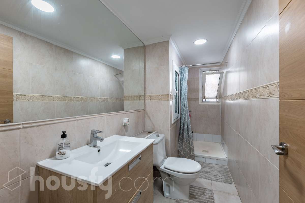 Housfy vende 🏡 luminoso piso ubicado en L'Hospitalet de Llobregat, el cuál consta de 69m2 útiles (verificados con la Dirección General de Catastro). Construido en el año: 1972. Distribución de estancias -Salón-comedor -3 Dormitorios -1 Baño -Cocina equipada Características específicas -Cédula de habitabilidad -Ascensor -Aire acondicionado Zona y entorno Respecto a la ubicación, se sitúa en L'Hospitalet de Llobregat, municipio de Barcelona. Esta propiedad se encuentra cerca de transporte público, colegios, supermercados y farmacias. Aviso legal El precio de venta no incluye gastos de la compraventa como notaría, registro, impuestos, ni tampoco honorarios agencia. Esta publicación no es vinculante. Consulta siempre la nota simple con Housfy antes de formalizar la compraventa. Sobre nosotros Housfy es la plataforma integral de servicios inmobiliarios. Nuestra combinación de expertos y tecnología pone al alcance de todo el mundo servicios cómodos, claros y seguros. AICAT número: 7922. Nos encargamos de la gestión y asesoramiento de la compra. ¡Olvídate de todo! Hacemos los trámites por ti. Y, si además necesitas financiación, ponemos a tu disposición un bróker hipotecario para ayudarte a conseguir las mejores condiciones para tu perfil económico. ¿Quieres visitarla? Contacta con Housfy y agenda tu visita sin compromiso. Más información en: housfy.com En cumplimiento de la Ley 8/2026 en Cataluña, el certificado de presencia o ausencia de amianto se encuentra en proceso de tramitación.-26