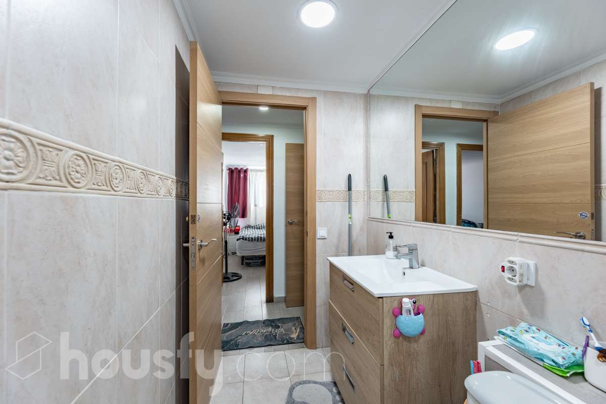 Housfy vende 🏡 luminoso piso ubicado en L'Hospitalet de Llobregat, el cuál consta de 69m2 útiles (verificados con la Dirección General de Catastro). Construido en el año: 1972. Distribución de estancias -Salón-comedor -3 Dormitorios -1 Baño -Cocina equipada Características específicas -Cédula de habitabilidad -Ascensor -Aire acondicionado Zona y entorno Respecto a la ubicación, se sitúa en L'Hospitalet de Llobregat, municipio de Barcelona. Esta propiedad se encuentra cerca de transporte público, colegios, supermercados y farmacias. Aviso legal El precio de venta no incluye gastos de la compraventa como notaría, registro, impuestos, ni tampoco honorarios agencia. Esta publicación no es vinculante. Consulta siempre la nota simple con Housfy antes de formalizar la compraventa. Sobre nosotros Housfy es la plataforma integral de servicios inmobiliarios. Nuestra combinación de expertos y tecnología pone al alcance de todo el mundo servicios cómodos, claros y seguros. AICAT número: 7922. Nos encargamos de la gestión y asesoramiento de la compra. ¡Olvídate de todo! Hacemos los trámites por ti. Y, si además necesitas financiación, ponemos a tu disposición un bróker hipotecario para ayudarte a conseguir las mejores condiciones para tu perfil económico. ¿Quieres visitarla? Contacta con Housfy y agenda tu visita sin compromiso. Más información en: housfy.com En cumplimiento de la Ley 8/2026 en Cataluña, el certificado de presencia o ausencia de amianto se encuentra en proceso de tramitación.-27