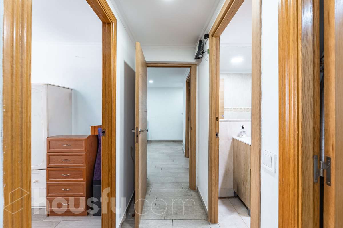 Housfy vende 🏡 luminoso piso ubicado en L'Hospitalet de Llobregat, el cuál consta de 69m2 útiles (verificados con la Dirección General de Catastro). Construido en el año: 1972. Distribución de estancias -Salón-comedor -3 Dormitorios -1 Baño -Cocina equipada Características específicas -Cédula de habitabilidad -Ascensor -Aire acondicionado Zona y entorno Respecto a la ubicación, se sitúa en L'Hospitalet de Llobregat, municipio de Barcelona. Esta propiedad se encuentra cerca de transporte público, colegios, supermercados y farmacias. Aviso legal El precio de venta no incluye gastos de la compraventa como notaría, registro, impuestos, ni tampoco honorarios agencia. Esta publicación no es vinculante. Consulta siempre la nota simple con Housfy antes de formalizar la compraventa. Sobre nosotros Housfy es la plataforma integral de servicios inmobiliarios. Nuestra combinación de expertos y tecnología pone al alcance de todo el mundo servicios cómodos, claros y seguros. AICAT número: 7922. Nos encargamos de la gestión y asesoramiento de la compra. ¡Olvídate de todo! Hacemos los trámites por ti. Y, si además necesitas financiación, ponemos a tu disposición un bróker hipotecario para ayudarte a conseguir las mejores condiciones para tu perfil económico. ¿Quieres visitarla? Contacta con Housfy y agenda tu visita sin compromiso. Más información en: housfy.com En cumplimiento de la Ley 8/2026 en Cataluña, el certificado de presencia o ausencia de amianto se encuentra en proceso de tramitación.-28