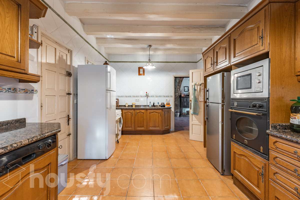 Exclusiva villa en el corazón de Creixell: amplitud, privacidad y vistas excepcionales. Housfy presenta en exclusiva esta magnífica propiedad situada en el centro de Creixell, una residencia singular que destaca por sus extraordinarias dimensiones, su privilegiada parcela y un entorno que combina la comodidad de una ubicación céntrica con la tranquilidad y la amplitud de un espacio residencial único. Con 921 m² construidos, incluida la zona deportiva, según datos verificados con la Dirección General del Catastro, esta propiedad ofrece un sinfín de posibilidades para quienes buscan una vivienda de grandes dimensiones, con espacios versátiles y zonas exteriores pensadas para disfrutar al máximo del estilo de vida mediterráneo. La vivienda, construida en 1970, dispone de una distribución generosa, con nueve dormitorios y seis baños, que permite acoger cómodamente a familias numerosas, recibir invitados o destinar parte de sus estancias a usos complementarios, como despacho o espacios de trabajo. Entre sus dependencias encontramos un amplio salón-comedor, una cocina equipada y una suite con baño privado, además de una zona de despacho que aporta funcionalidad y privacidad al conjunto. En el exterior, la propiedad despliega todo su potencial. Su magnífica parcela alberga un jardín privado, una piscina exclusiva y una zona deportiva que amplía las posibilidades de ocio y actividad al aire libre. Las terrazas invitan a disfrutar del clima mediterráneo, mientras que las excepcionales vistas al mar y a la montaña aportan un atractivo diferencial y una sensación de amplitud difícil de encontrar en una ubicación tan céntrica. Un añadido fundamental es la existencia de un pozo y un depósito de agua de unos 60.000 litros. La vivienda cuenta, además, con chimenea, electrodomésticos, trastero y cuatro plazas de garaje, prestaciones que completan una propuesta residencial especialmente interesante por su capacidad, comodidad y versatilidad. Su ubicación, en pleno centro de Creixell, permite disfrutar de los servicios y comercios del municipio, con transporte público cercano y la comodidad de tener el día a día al alcance de la mano, en un entorno característico de la Costa Dorada. Una propiedad con dimensiones extraordinarias y múltiples posibilidades, ideal para quienes valoran el espacio, la privacidad, las zonas de ocio propias y unas vistas privilegiadas, sin renunciar a la comodidad de vivir en el centro de una población con encanto. Una oportunidad exclusiva para descubrir una vivienda diferente, donde la amplitud de sus espacios y el atractivo de su parcela convierten cada rincón en una invitación a disfrutar. Housfy — Comercialización en exclusiva. Contacta con nosotros para ampliar información y descubrir personalmente todo el potencial de esta propiedad. Aviso legal El precio de venta no incluye gastos de la compraventa como notaría, registro, impuestos, ni tampoco honorarios agencia. Esta publicación no es vinculante. Consulta siempre la nota simple con Housfy antes de formalizar la compraventa. Sobre nosotros Housfy es la plataforma integral de servicios inmobiliarios. Nuestra combinación de expertos y tecnología pone al alcance de todo el mundo servicios cómodos, claros y seguros. AICAT número: 7922. Nos encargamos de la gestión y asesoramiento de la compra. ¡Olvídate de todo! Hacemos los trámites por ti. Y, si además necesitas financiación, ponemos a tu disposición un bróker hipotecario para ayudarte a conseguir las mejores condiciones para tu perfil económico. ¿Quieres visitarla? Contacta con Housfy y agenda tu visita sin compromiso. Más información en: housfy.com-31
