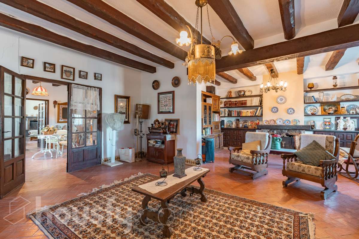 Exclusiva villa en el corazón de Creixell: amplitud, privacidad y vistas excepcionales. Housfy presenta en exclusiva esta magnífica propiedad situada en el centro de Creixell, una residencia singular que destaca por sus extraordinarias dimensiones, su privilegiada parcela y un entorno que combina la comodidad de una ubicación céntrica con la tranquilidad y la amplitud de un espacio residencial único. Con 921 m² construidos, incluida la zona deportiva, según datos verificados con la Dirección General del Catastro, esta propiedad ofrece un sinfín de posibilidades para quienes buscan una vivienda de grandes dimensiones, con espacios versátiles y zonas exteriores pensadas para disfrutar al máximo del estilo de vida mediterráneo. La vivienda, construida en 1970, dispone de una distribución generosa, con nueve dormitorios y seis baños, que permite acoger cómodamente a familias numerosas, recibir invitados o destinar parte de sus estancias a usos complementarios, como despacho o espacios de trabajo. Entre sus dependencias encontramos un amplio salón-comedor, una cocina equipada y una suite con baño privado, además de una zona de despacho que aporta funcionalidad y privacidad al conjunto. En el exterior, la propiedad despliega todo su potencial. Su magnífica parcela alberga un jardín privado, una piscina exclusiva y una zona deportiva que amplía las posibilidades de ocio y actividad al aire libre. Las terrazas invitan a disfrutar del clima mediterráneo, mientras que las excepcionales vistas al mar y a la montaña aportan un atractivo diferencial y una sensación de amplitud difícil de encontrar en una ubicación tan céntrica. Un añadido fundamental es la existencia de un pozo y un depósito de agua de unos 60.000 litros. La vivienda cuenta, además, con chimenea, electrodomésticos, trastero y cuatro plazas de garaje, prestaciones que completan una propuesta residencial especialmente interesante por su capacidad, comodidad y versatilidad. Su ubicación, en pleno centro de Creixell, permite disfrutar de los servicios y comercios del municipio, con transporte público cercano y la comodidad de tener el día a día al alcance de la mano, en un entorno característico de la Costa Dorada. Una propiedad con dimensiones extraordinarias y múltiples posibilidades, ideal para quienes valoran el espacio, la privacidad, las zonas de ocio propias y unas vistas privilegiadas, sin renunciar a la comodidad de vivir en el centro de una población con encanto. Una oportunidad exclusiva para descubrir una vivienda diferente, donde la amplitud de sus espacios y el atractivo de su parcela convierten cada rincón en una invitación a disfrutar. Housfy — Comercialización en exclusiva. Contacta con nosotros para ampliar información y descubrir personalmente todo el potencial de esta propiedad. Aviso legal El precio de venta no incluye gastos de la compraventa como notaría, registro, impuestos, ni tampoco honorarios agencia. Esta publicación no es vinculante. Consulta siempre la nota simple con Housfy antes de formalizar la compraventa. Sobre nosotros Housfy es la plataforma integral de servicios inmobiliarios. Nuestra combinación de expertos y tecnología pone al alcance de todo el mundo servicios cómodos, claros y seguros. AICAT número: 7922. Nos encargamos de la gestión y asesoramiento de la compra. ¡Olvídate de todo! Hacemos los trámites por ti. Y, si además necesitas financiación, ponemos a tu disposición un bróker hipotecario para ayudarte a conseguir las mejores condiciones para tu perfil económico. ¿Quieres visitarla? Contacta con Housfy y agenda tu visita sin compromiso. Más información en: housfy.com-6