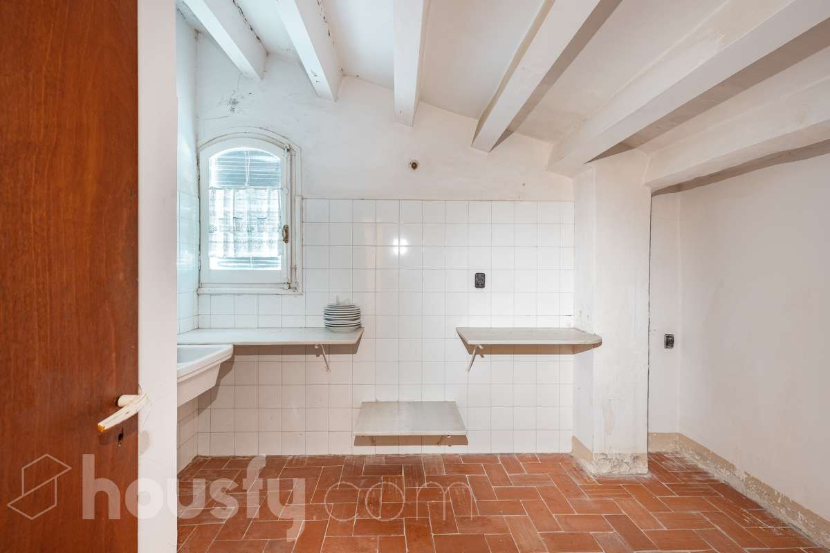 Exclusiva villa en el corazón de Creixell: amplitud, privacidad y vistas excepcionales. Housfy presenta en exclusiva esta magnífica propiedad situada en el centro de Creixell, una residencia singular que destaca por sus extraordinarias dimensiones, su privilegiada parcela y un entorno que combina la comodidad de una ubicación céntrica con la tranquilidad y la amplitud de un espacio residencial único. Con 921 m² construidos, incluida la zona deportiva, según datos verificados con la Dirección General del Catastro, esta propiedad ofrece un sinfín de posibilidades para quienes buscan una vivienda de grandes dimensiones, con espacios versátiles y zonas exteriores pensadas para disfrutar al máximo del estilo de vida mediterráneo. La vivienda, construida en 1970, dispone de una distribución generosa, con nueve dormitorios y seis baños, que permite acoger cómodamente a familias numerosas, recibir invitados o destinar parte de sus estancias a usos complementarios, como despacho o espacios de trabajo. Entre sus dependencias encontramos un amplio salón-comedor, una cocina equipada y una suite con baño privado, además de una zona de despacho que aporta funcionalidad y privacidad al conjunto. En el exterior, la propiedad despliega todo su potencial. Su magnífica parcela alberga un jardín privado, una piscina exclusiva y una zona deportiva que amplía las posibilidades de ocio y actividad al aire libre. Las terrazas invitan a disfrutar del clima mediterráneo, mientras que las excepcionales vistas al mar y a la montaña aportan un atractivo diferencial y una sensación de amplitud difícil de encontrar en una ubicación tan céntrica. Un añadido fundamental es la existencia de un pozo y un depósito de agua de unos 60.000 litros. La vivienda cuenta, además, con chimenea, electrodomésticos, trastero y cuatro plazas de garaje, prestaciones que completan una propuesta residencial especialmente interesante por su capacidad, comodidad y versatilidad. Su ubicación, en pleno centro de Creixell, permite disfrutar de los servicios y comercios del municipio, con transporte público cercano y la comodidad de tener el día a día al alcance de la mano, en un entorno característico de la Costa Dorada. Una propiedad con dimensiones extraordinarias y múltiples posibilidades, ideal para quienes valoran el espacio, la privacidad, las zonas de ocio propias y unas vistas privilegiadas, sin renunciar a la comodidad de vivir en el centro de una población con encanto. Una oportunidad exclusiva para descubrir una vivienda diferente, donde la amplitud de sus espacios y el atractivo de su parcela convierten cada rincón en una invitación a disfrutar. Housfy — Comercialización en exclusiva. Contacta con nosotros para ampliar información y descubrir personalmente todo el potencial de esta propiedad. Aviso legal El precio de venta no incluye gastos de la compraventa como notaría, registro, impuestos, ni tampoco honorarios agencia. Esta publicación no es vinculante. Consulta siempre la nota simple con Housfy antes de formalizar la compraventa. Sobre nosotros Housfy es la plataforma integral de servicios inmobiliarios. Nuestra combinación de expertos y tecnología pone al alcance de todo el mundo servicios cómodos, claros y seguros. AICAT número: 7922. Nos encargamos de la gestión y asesoramiento de la compra. ¡Olvídate de todo! Hacemos los trámites por ti. Y, si además necesitas financiación, ponemos a tu disposición un bróker hipotecario para ayudarte a conseguir las mejores condiciones para tu perfil económico. ¿Quieres visitarla? Contacta con Housfy y agenda tu visita sin compromiso. Más información en: housfy.com-47