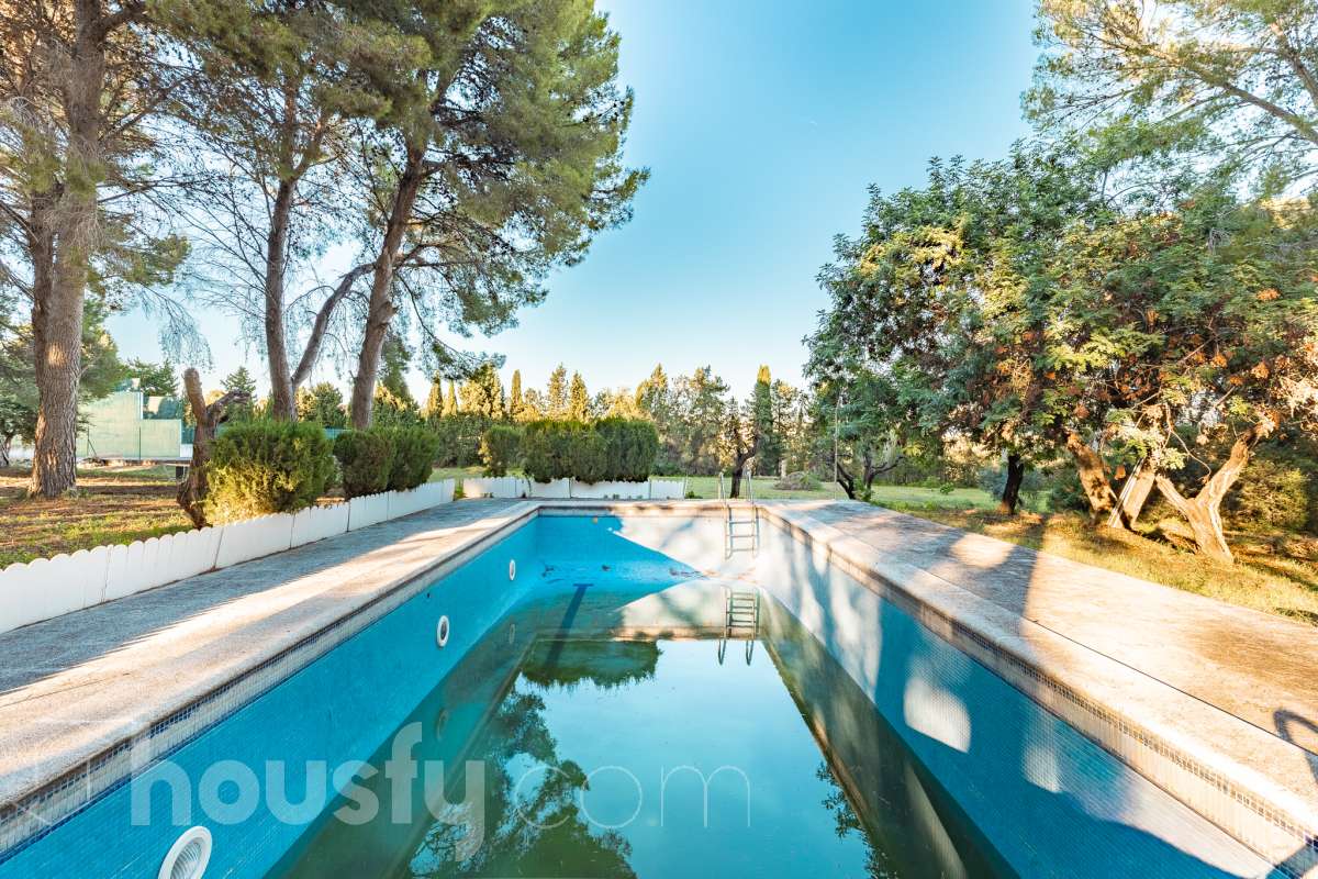Exclusiva villa en el corazón de Creixell: amplitud, privacidad y vistas excepcionales. Housfy presenta en exclusiva esta magnífica propiedad situada en el centro de Creixell, una residencia singular que destaca por sus extraordinarias dimensiones, su privilegiada parcela y un entorno que combina la comodidad de una ubicación céntrica con la tranquilidad y la amplitud de un espacio residencial único. Con 921 m² construidos, incluida la zona deportiva, según datos verificados con la Dirección General del Catastro, esta propiedad ofrece un sinfín de posibilidades para quienes buscan una vivienda de grandes dimensiones, con espacios versátiles y zonas exteriores pensadas para disfrutar al máximo del estilo de vida mediterráneo. La vivienda, construida en 1970, dispone de una distribución generosa, con nueve dormitorios y seis baños, que permite acoger cómodamente a familias numerosas, recibir invitados o destinar parte de sus estancias a usos complementarios, como despacho o espacios de trabajo. Entre sus dependencias encontramos un amplio salón-comedor, una cocina equipada y una suite con baño privado, además de una zona de despacho que aporta funcionalidad y privacidad al conjunto. En el exterior, la propiedad despliega todo su potencial. Su magnífica parcela alberga un jardín privado, una piscina exclusiva y una zona deportiva que amplía las posibilidades de ocio y actividad al aire libre. Las terrazas invitan a disfrutar del clima mediterráneo, mientras que las excepcionales vistas al mar y a la montaña aportan un atractivo diferencial y una sensación de amplitud difícil de encontrar en una ubicación tan céntrica. Un añadido fundamental es la existencia de un pozo y un depósito de agua de unos 60.000 litros. La vivienda cuenta, además, con chimenea, electrodomésticos, trastero y cuatro plazas de garaje, prestaciones que completan una propuesta residencial especialmente interesante por su capacidad, comodidad y versatilidad. Su ubicación, en pleno centro de Creixell, permite disfrutar de los servicios y comercios del municipio, con transporte público cercano y la comodidad de tener el día a día al alcance de la mano, en un entorno característico de la Costa Dorada. Una propiedad con dimensiones extraordinarias y múltiples posibilidades, ideal para quienes valoran el espacio, la privacidad, las zonas de ocio propias y unas vistas privilegiadas, sin renunciar a la comodidad de vivir en el centro de una población con encanto. Una oportunidad exclusiva para descubrir una vivienda diferente, donde la amplitud de sus espacios y el atractivo de su parcela convierten cada rincón en una invitación a disfrutar. Housfy — Comercialización en exclusiva. Contacta con nosotros para ampliar información y descubrir personalmente todo el potencial de esta propiedad. Aviso legal El precio de venta no incluye gastos de la compraventa como notaría, registro, impuestos, ni tampoco honorarios agencia. Esta publicación no es vinculante. Consulta siempre la nota simple con Housfy antes de formalizar la compraventa. Sobre nosotros Housfy es la plataforma integral de servicios inmobiliarios. Nuestra combinación de expertos y tecnología pone al alcance de todo el mundo servicios cómodos, claros y seguros. AICAT número: 7922. Nos encargamos de la gestión y asesoramiento de la compra. ¡Olvídate de todo! Hacemos los trámites por ti. Y, si además necesitas financiación, ponemos a tu disposición un bróker hipotecario para ayudarte a conseguir las mejores condiciones para tu perfil económico. ¿Quieres visitarla? Contacta con Housfy y agenda tu visita sin compromiso. Más información en: housfy.com-58