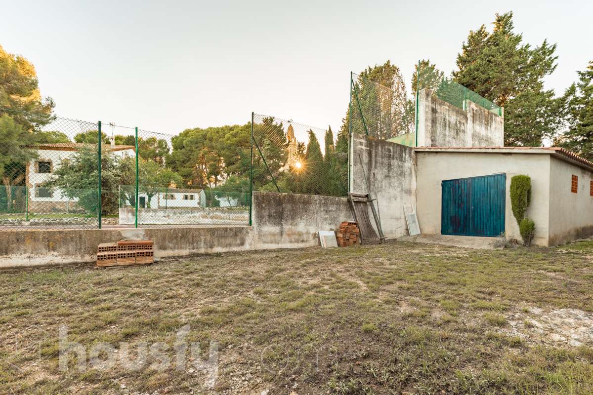 Exclusiva villa en el corazón de Creixell: amplitud, privacidad y vistas excepcionales. Housfy presenta en exclusiva esta magnífica propiedad situada en el centro de Creixell, una residencia singular que destaca por sus extraordinarias dimensiones, su privilegiada parcela y un entorno que combina la comodidad de una ubicación céntrica con la tranquilidad y la amplitud de un espacio residencial único. Con 921 m² construidos, incluida la zona deportiva, según datos verificados con la Dirección General del Catastro, esta propiedad ofrece un sinfín de posibilidades para quienes buscan una vivienda de grandes dimensiones, con espacios versátiles y zonas exteriores pensadas para disfrutar al máximo del estilo de vida mediterráneo. La vivienda, construida en 1970, dispone de una distribución generosa, con nueve dormitorios y seis baños, que permite acoger cómodamente a familias numerosas, recibir invitados o destinar parte de sus estancias a usos complementarios, como despacho o espacios de trabajo. Entre sus dependencias encontramos un amplio salón-comedor, una cocina equipada y una suite con baño privado, además de una zona de despacho que aporta funcionalidad y privacidad al conjunto. En el exterior, la propiedad despliega todo su potencial. Su magnífica parcela alberga un jardín privado, una piscina exclusiva y una zona deportiva que amplía las posibilidades de ocio y actividad al aire libre. Las terrazas invitan a disfrutar del clima mediterráneo, mientras que las excepcionales vistas al mar y a la montaña aportan un atractivo diferencial y una sensación de amplitud difícil de encontrar en una ubicación tan céntrica. Un añadido fundamental es la existencia de un pozo y un depósito de agua de unos 60.000 litros. La vivienda cuenta, además, con chimenea, electrodomésticos, trastero y cuatro plazas de garaje, prestaciones que completan una propuesta residencial especialmente interesante por su capacidad, comodidad y versatilidad. Su ubicación, en pleno centro de Creixell, permite disfrutar de los servicios y comercios del municipio, con transporte público cercano y la comodidad de tener el día a día al alcance de la mano, en un entorno característico de la Costa Dorada. Una propiedad con dimensiones extraordinarias y múltiples posibilidades, ideal para quienes valoran el espacio, la privacidad, las zonas de ocio propias y unas vistas privilegiadas, sin renunciar a la comodidad de vivir en el centro de una población con encanto. Una oportunidad exclusiva para descubrir una vivienda diferente, donde la amplitud de sus espacios y el atractivo de su parcela convierten cada rincón en una invitación a disfrutar. Housfy — Comercialización en exclusiva. Contacta con nosotros para ampliar información y descubrir personalmente todo el potencial de esta propiedad. Aviso legal El precio de venta no incluye gastos de la compraventa como notaría, registro, impuestos, ni tampoco honorarios agencia. Esta publicación no es vinculante. Consulta siempre la nota simple con Housfy antes de formalizar la compraventa. Sobre nosotros Housfy es la plataforma integral de servicios inmobiliarios. Nuestra combinación de expertos y tecnología pone al alcance de todo el mundo servicios cómodos, claros y seguros. AICAT número: 7922. Nos encargamos de la gestión y asesoramiento de la compra. ¡Olvídate de todo! Hacemos los trámites por ti. Y, si además necesitas financiación, ponemos a tu disposición un bróker hipotecario para ayudarte a conseguir las mejores condiciones para tu perfil económico. ¿Quieres visitarla? Contacta con Housfy y agenda tu visita sin compromiso. Más información en: housfy.com-66