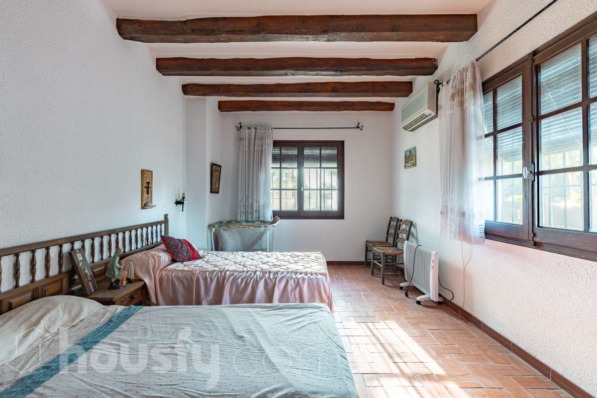 Exclusiva villa en el corazón de Creixell: amplitud, privacidad y vistas excepcionales. Housfy presenta en exclusiva esta magnífica propiedad situada en el centro de Creixell, una residencia singular que destaca por sus extraordinarias dimensiones, su privilegiada parcela y un entorno que combina la comodidad de una ubicación céntrica con la tranquilidad y la amplitud de un espacio residencial único. Con 921 m² construidos, incluida la zona deportiva, según datos verificados con la Dirección General del Catastro, esta propiedad ofrece un sinfín de posibilidades para quienes buscan una vivienda de grandes dimensiones, con espacios versátiles y zonas exteriores pensadas para disfrutar al máximo del estilo de vida mediterráneo. La vivienda, construida en 1970, dispone de una distribución generosa, con nueve dormitorios y seis baños, que permite acoger cómodamente a familias numerosas, recibir invitados o destinar parte de sus estancias a usos complementarios, como despacho o espacios de trabajo. Entre sus dependencias encontramos un amplio salón-comedor, una cocina equipada y una suite con baño privado, además de una zona de despacho que aporta funcionalidad y privacidad al conjunto. En el exterior, la propiedad despliega todo su potencial. Su magnífica parcela alberga un jardín privado, una piscina exclusiva y una zona deportiva que amplía las posibilidades de ocio y actividad al aire libre. Las terrazas invitan a disfrutar del clima mediterráneo, mientras que las excepcionales vistas al mar y a la montaña aportan un atractivo diferencial y una sensación de amplitud difícil de encontrar en una ubicación tan céntrica. Un añadido fundamental es la existencia de un pozo y un depósito de agua de unos 60.000 litros. La vivienda cuenta, además, con chimenea, electrodomésticos, trastero y cuatro plazas de garaje, prestaciones que completan una propuesta residencial especialmente interesante por su capacidad, comodidad y versatilidad. Su ubicación, en pleno centro de Creixell, permite disfrutar de los servicios y comercios del municipio, con transporte público cercano y la comodidad de tener el día a día al alcance de la mano, en un entorno característico de la Costa Dorada. Una propiedad con dimensiones extraordinarias y múltiples posibilidades, ideal para quienes valoran el espacio, la privacidad, las zonas de ocio propias y unas vistas privilegiadas, sin renunciar a la comodidad de vivir en el centro de una población con encanto. Una oportunidad exclusiva para descubrir una vivienda diferente, donde la amplitud de sus espacios y el atractivo de su parcela convierten cada rincón en una invitación a disfrutar. Housfy — Comercialización en exclusiva. Contacta con nosotros para ampliar información y descubrir personalmente todo el potencial de esta propiedad. Aviso legal El precio de venta no incluye gastos de la compraventa como notaría, registro, impuestos, ni tampoco honorarios agencia. Esta publicación no es vinculante. Consulta siempre la nota simple con Housfy antes de formalizar la compraventa. Sobre nosotros Housfy es la plataforma integral de servicios inmobiliarios. Nuestra combinación de expertos y tecnología pone al alcance de todo el mundo servicios cómodos, claros y seguros. AICAT número: 7922. Nos encargamos de la gestión y asesoramiento de la compra. ¡Olvídate de todo! Hacemos los trámites por ti. Y, si además necesitas financiación, ponemos a tu disposición un bróker hipotecario para ayudarte a conseguir las mejores condiciones para tu perfil económico. ¿Quieres visitarla? Contacta con Housfy y agenda tu visita sin compromiso. Más información en: housfy.com-11