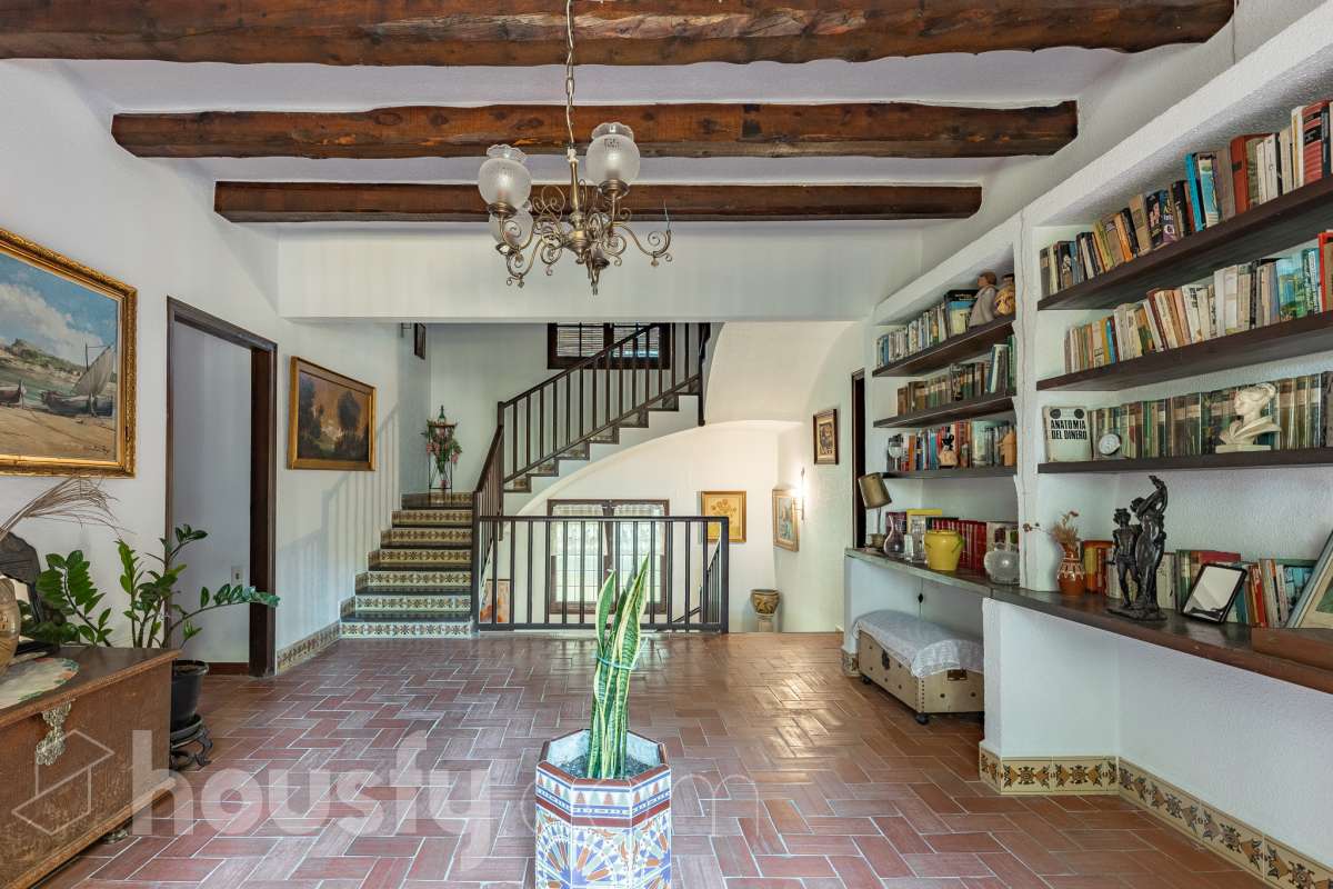 Exclusiva villa en el corazón de Creixell: amplitud, privacidad y vistas excepcionales. Housfy presenta en exclusiva esta magnífica propiedad situada en el centro de Creixell, una residencia singular que destaca por sus extraordinarias dimensiones, su privilegiada parcela y un entorno que combina la comodidad de una ubicación céntrica con la tranquilidad y la amplitud de un espacio residencial único. Con 921 m² construidos, incluida la zona deportiva, según datos verificados con la Dirección General del Catastro, esta propiedad ofrece un sinfín de posibilidades para quienes buscan una vivienda de grandes dimensiones, con espacios versátiles y zonas exteriores pensadas para disfrutar al máximo del estilo de vida mediterráneo. La vivienda, construida en 1970, dispone de una distribución generosa, con nueve dormitorios y seis baños, que permite acoger cómodamente a familias numerosas, recibir invitados o destinar parte de sus estancias a usos complementarios, como despacho o espacios de trabajo. Entre sus dependencias encontramos un amplio salón-comedor, una cocina equipada y una suite con baño privado, además de una zona de despacho que aporta funcionalidad y privacidad al conjunto. En el exterior, la propiedad despliega todo su potencial. Su magnífica parcela alberga un jardín privado, una piscina exclusiva y una zona deportiva que amplía las posibilidades de ocio y actividad al aire libre. Las terrazas invitan a disfrutar del clima mediterráneo, mientras que las excepcionales vistas al mar y a la montaña aportan un atractivo diferencial y una sensación de amplitud difícil de encontrar en una ubicación tan céntrica. Un añadido fundamental es la existencia de un pozo y un depósito de agua de unos 60.000 litros. La vivienda cuenta, además, con chimenea, electrodomésticos, trastero y cuatro plazas de garaje, prestaciones que completan una propuesta residencial especialmente interesante por su capacidad, comodidad y versatilidad. Su ubicación, en pleno centro de Creixell, permite disfrutar de los servicios y comercios del municipio, con transporte público cercano y la comodidad de tener el día a día al alcance de la mano, en un entorno característico de la Costa Dorada. Una propiedad con dimensiones extraordinarias y múltiples posibilidades, ideal para quienes valoran el espacio, la privacidad, las zonas de ocio propias y unas vistas privilegiadas, sin renunciar a la comodidad de vivir en el centro de una población con encanto. Una oportunidad exclusiva para descubrir una vivienda diferente, donde la amplitud de sus espacios y el atractivo de su parcela convierten cada rincón en una invitación a disfrutar. Housfy — Comercialización en exclusiva. Contacta con nosotros para ampliar información y descubrir personalmente todo el potencial de esta propiedad. Aviso legal El precio de venta no incluye gastos de la compraventa como notaría, registro, impuestos, ni tampoco honorarios agencia. Esta publicación no es vinculante. Consulta siempre la nota simple con Housfy antes de formalizar la compraventa. Sobre nosotros Housfy es la plataforma integral de servicios inmobiliarios. Nuestra combinación de expertos y tecnología pone al alcance de todo el mundo servicios cómodos, claros y seguros. AICAT número: 7922. Nos encargamos de la gestión y asesoramiento de la compra. ¡Olvídate de todo! Hacemos los trámites por ti. Y, si además necesitas financiación, ponemos a tu disposición un bróker hipotecario para ayudarte a conseguir las mejores condiciones para tu perfil económico. ¿Quieres visitarla? Contacta con Housfy y agenda tu visita sin compromiso. Más información en: housfy.com-28