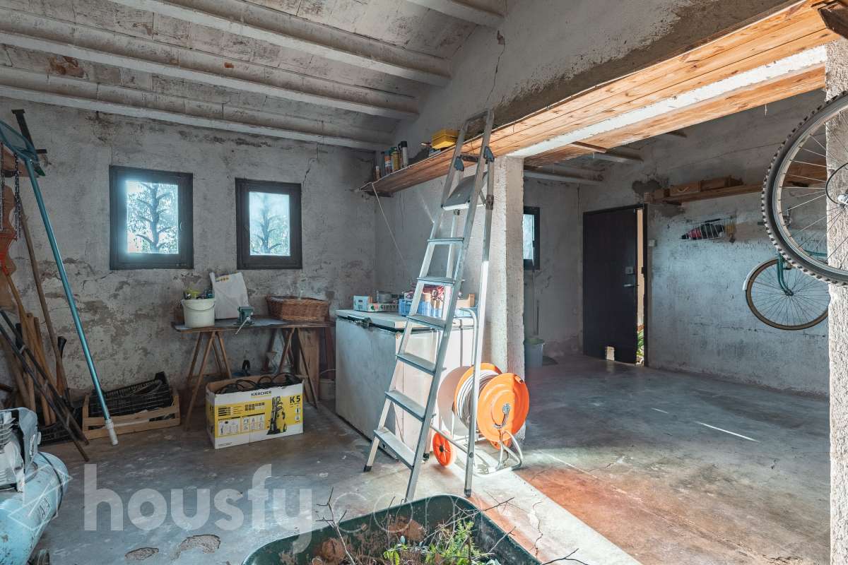Exclusiva villa en el corazón de Creixell: amplitud, privacidad y vistas excepcionales. Housfy presenta en exclusiva esta magnífica propiedad situada en el centro de Creixell, una residencia singular que destaca por sus extraordinarias dimensiones, su privilegiada parcela y un entorno que combina la comodidad de una ubicación céntrica con la tranquilidad y la amplitud de un espacio residencial único. Con 921 m² construidos, incluida la zona deportiva, según datos verificados con la Dirección General del Catastro, esta propiedad ofrece un sinfín de posibilidades para quienes buscan una vivienda de grandes dimensiones, con espacios versátiles y zonas exteriores pensadas para disfrutar al máximo del estilo de vida mediterráneo. La vivienda, construida en 1970, dispone de una distribución generosa, con nueve dormitorios y seis baños, que permite acoger cómodamente a familias numerosas, recibir invitados o destinar parte de sus estancias a usos complementarios, como despacho o espacios de trabajo. Entre sus dependencias encontramos un amplio salón-comedor, una cocina equipada y una suite con baño privado, además de una zona de despacho que aporta funcionalidad y privacidad al conjunto. En el exterior, la propiedad despliega todo su potencial. Su magnífica parcela alberga un jardín privado, una piscina exclusiva y una zona deportiva que amplía las posibilidades de ocio y actividad al aire libre. Las terrazas invitan a disfrutar del clima mediterráneo, mientras que las excepcionales vistas al mar y a la montaña aportan un atractivo diferencial y una sensación de amplitud difícil de encontrar en una ubicación tan céntrica. Un añadido fundamental es la existencia de un pozo y un depósito de agua de unos 60.000 litros. La vivienda cuenta, además, con chimenea, electrodomésticos, trastero y cuatro plazas de garaje, prestaciones que completan una propuesta residencial especialmente interesante por su capacidad, comodidad y versatilidad. Su ubicación, en pleno centro de Creixell, permite disfrutar de los servicios y comercios del municipio, con transporte público cercano y la comodidad de tener el día a día al alcance de la mano, en un entorno característico de la Costa Dorada. Una propiedad con dimensiones extraordinarias y múltiples posibilidades, ideal para quienes valoran el espacio, la privacidad, las zonas de ocio propias y unas vistas privilegiadas, sin renunciar a la comodidad de vivir en el centro de una población con encanto. Una oportunidad exclusiva para descubrir una vivienda diferente, donde la amplitud de sus espacios y el atractivo de su parcela convierten cada rincón en una invitación a disfrutar. Housfy — Comercialización en exclusiva. Contacta con nosotros para ampliar información y descubrir personalmente todo el potencial de esta propiedad. Aviso legal El precio de venta no incluye gastos de la compraventa como notaría, registro, impuestos, ni tampoco honorarios agencia. Esta publicación no es vinculante. Consulta siempre la nota simple con Housfy antes de formalizar la compraventa. Sobre nosotros Housfy es la plataforma integral de servicios inmobiliarios. Nuestra combinación de expertos y tecnología pone al alcance de todo el mundo servicios cómodos, claros y seguros. AICAT número: 7922. Nos encargamos de la gestión y asesoramiento de la compra. ¡Olvídate de todo! Hacemos los trámites por ti. Y, si además necesitas financiación, ponemos a tu disposición un bróker hipotecario para ayudarte a conseguir las mejores condiciones para tu perfil económico. ¿Quieres visitarla? Contacta con Housfy y agenda tu visita sin compromiso. Más información en: housfy.com-69