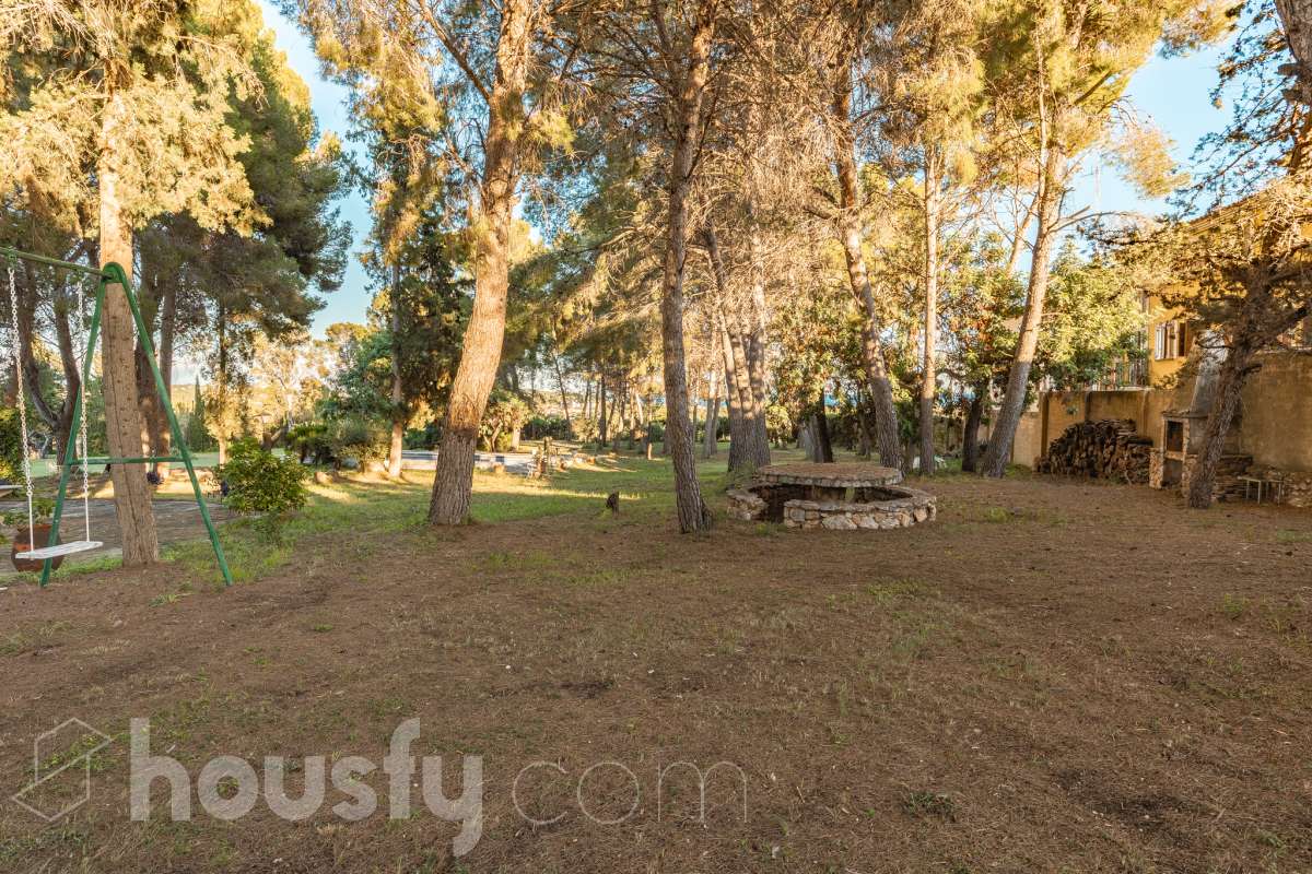 Exclusiva villa en el corazón de Creixell: amplitud, privacidad y vistas excepcionales. Housfy presenta en exclusiva esta magnífica propiedad situada en el centro de Creixell, una residencia singular que destaca por sus extraordinarias dimensiones, su privilegiada parcela y un entorno que combina la comodidad de una ubicación céntrica con la tranquilidad y la amplitud de un espacio residencial único. Con 921 m² construidos, incluida la zona deportiva, según datos verificados con la Dirección General del Catastro, esta propiedad ofrece un sinfín de posibilidades para quienes buscan una vivienda de grandes dimensiones, con espacios versátiles y zonas exteriores pensadas para disfrutar al máximo del estilo de vida mediterráneo. La vivienda, construida en 1970, dispone de una distribución generosa, con nueve dormitorios y seis baños, que permite acoger cómodamente a familias numerosas, recibir invitados o destinar parte de sus estancias a usos complementarios, como despacho o espacios de trabajo. Entre sus dependencias encontramos un amplio salón-comedor, una cocina equipada y una suite con baño privado, además de una zona de despacho que aporta funcionalidad y privacidad al conjunto. En el exterior, la propiedad despliega todo su potencial. Su magnífica parcela alberga un jardín privado, una piscina exclusiva y una zona deportiva que amplía las posibilidades de ocio y actividad al aire libre. Las terrazas invitan a disfrutar del clima mediterráneo, mientras que las excepcionales vistas al mar y a la montaña aportan un atractivo diferencial y una sensación de amplitud difícil de encontrar en una ubicación tan céntrica. Un añadido fundamental es la existencia de un pozo y un depósito de agua de unos 60.000 litros. La vivienda cuenta, además, con chimenea, electrodomésticos, trastero y cuatro plazas de garaje, prestaciones que completan una propuesta residencial especialmente interesante por su capacidad, comodidad y versatilidad. Su ubicación, en pleno centro de Creixell, permite disfrutar de los servicios y comercios del municipio, con transporte público cercano y la comodidad de tener el día a día al alcance de la mano, en un entorno característico de la Costa Dorada. Una propiedad con dimensiones extraordinarias y múltiples posibilidades, ideal para quienes valoran el espacio, la privacidad, las zonas de ocio propias y unas vistas privilegiadas, sin renunciar a la comodidad de vivir en el centro de una población con encanto. Una oportunidad exclusiva para descubrir una vivienda diferente, donde la amplitud de sus espacios y el atractivo de su parcela convierten cada rincón en una invitación a disfrutar. Housfy — Comercialización en exclusiva. Contacta con nosotros para ampliar información y descubrir personalmente todo el potencial de esta propiedad. Aviso legal El precio de venta no incluye gastos de la compraventa como notaría, registro, impuestos, ni tampoco honorarios agencia. Esta publicación no es vinculante. Consulta siempre la nota simple con Housfy antes de formalizar la compraventa. Sobre nosotros Housfy es la plataforma integral de servicios inmobiliarios. Nuestra combinación de expertos y tecnología pone al alcance de todo el mundo servicios cómodos, claros y seguros. AICAT número: 7922. Nos encargamos de la gestión y asesoramiento de la compra. ¡Olvídate de todo! Hacemos los trámites por ti. Y, si además necesitas financiación, ponemos a tu disposición un bróker hipotecario para ayudarte a conseguir las mejores condiciones para tu perfil económico. ¿Quieres visitarla? Contacta con Housfy y agenda tu visita sin compromiso. Más información en: housfy.com-54