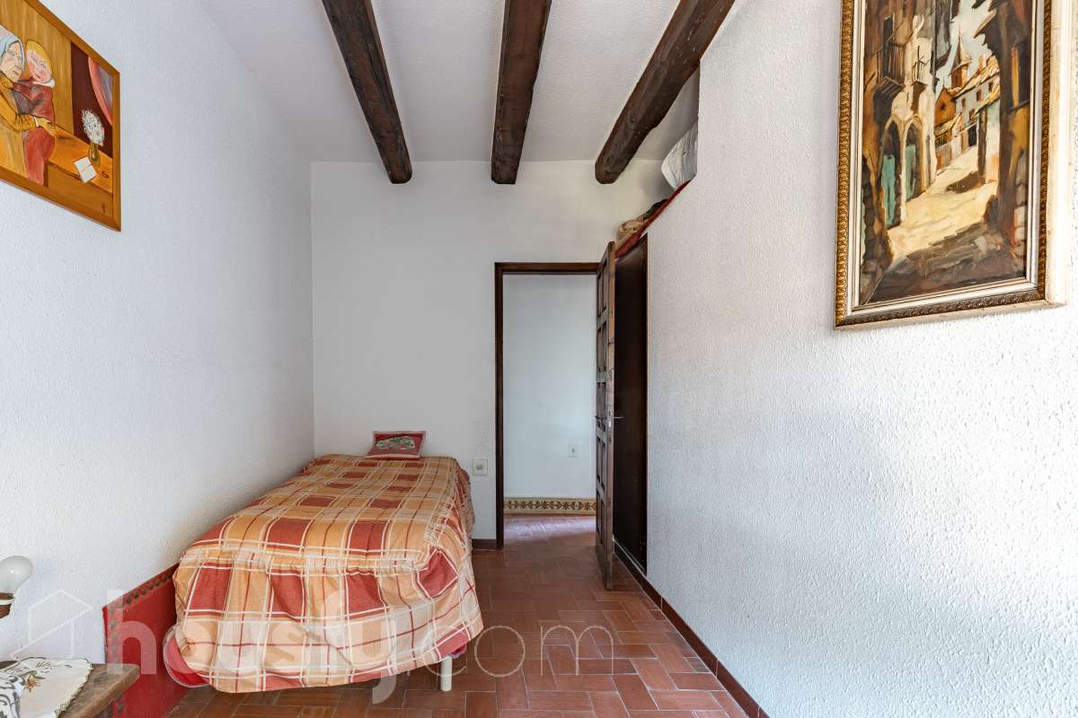 Exclusiva villa en el corazón de Creixell: amplitud, privacidad y vistas excepcionales. Housfy presenta en exclusiva esta magnífica propiedad situada en el centro de Creixell, una residencia singular que destaca por sus extraordinarias dimensiones, su privilegiada parcela y un entorno que combina la comodidad de una ubicación céntrica con la tranquilidad y la amplitud de un espacio residencial único. Con 921 m² construidos, incluida la zona deportiva, según datos verificados con la Dirección General del Catastro, esta propiedad ofrece un sinfín de posibilidades para quienes buscan una vivienda de grandes dimensiones, con espacios versátiles y zonas exteriores pensadas para disfrutar al máximo del estilo de vida mediterráneo. La vivienda, construida en 1970, dispone de una distribución generosa, con nueve dormitorios y seis baños, que permite acoger cómodamente a familias numerosas, recibir invitados o destinar parte de sus estancias a usos complementarios, como despacho o espacios de trabajo. Entre sus dependencias encontramos un amplio salón-comedor, una cocina equipada y una suite con baño privado, además de una zona de despacho que aporta funcionalidad y privacidad al conjunto. En el exterior, la propiedad despliega todo su potencial. Su magnífica parcela alberga un jardín privado, una piscina exclusiva y una zona deportiva que amplía las posibilidades de ocio y actividad al aire libre. Las terrazas invitan a disfrutar del clima mediterráneo, mientras que las excepcionales vistas al mar y a la montaña aportan un atractivo diferencial y una sensación de amplitud difícil de encontrar en una ubicación tan céntrica. Un añadido fundamental es la existencia de un pozo y un depósito de agua de unos 60.000 litros. La vivienda cuenta, además, con chimenea, electrodomésticos, trastero y cuatro plazas de garaje, prestaciones que completan una propuesta residencial especialmente interesante por su capacidad, comodidad y versatilidad. Su ubicación, en pleno centro de Creixell, permite disfrutar de los servicios y comercios del municipio, con transporte público cercano y la comodidad de tener el día a día al alcance de la mano, en un entorno característico de la Costa Dorada. Una propiedad con dimensiones extraordinarias y múltiples posibilidades, ideal para quienes valoran el espacio, la privacidad, las zonas de ocio propias y unas vistas privilegiadas, sin renunciar a la comodidad de vivir en el centro de una población con encanto. Una oportunidad exclusiva para descubrir una vivienda diferente, donde la amplitud de sus espacios y el atractivo de su parcela convierten cada rincón en una invitación a disfrutar. Housfy — Comercialización en exclusiva. Contacta con nosotros para ampliar información y descubrir personalmente todo el potencial de esta propiedad. Aviso legal El precio de venta no incluye gastos de la compraventa como notaría, registro, impuestos, ni tampoco honorarios agencia. Esta publicación no es vinculante. Consulta siempre la nota simple con Housfy antes de formalizar la compraventa. Sobre nosotros Housfy es la plataforma integral de servicios inmobiliarios. Nuestra combinación de expertos y tecnología pone al alcance de todo el mundo servicios cómodos, claros y seguros. AICAT número: 7922. Nos encargamos de la gestión y asesoramiento de la compra. ¡Olvídate de todo! Hacemos los trámites por ti. Y, si además necesitas financiación, ponemos a tu disposición un bróker hipotecario para ayudarte a conseguir las mejores condiciones para tu perfil económico. ¿Quieres visitarla? Contacta con Housfy y agenda tu visita sin compromiso. Más información en: housfy.com-17