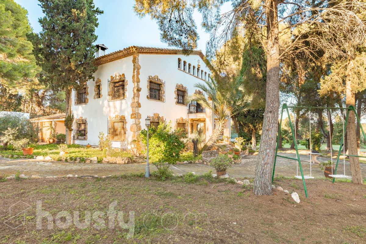 Exclusiva villa en el corazón de Creixell: amplitud, privacidad y vistas excepcionales. Housfy presenta en exclusiva esta magnífica propiedad situada en el centro de Creixell, una residencia singular que destaca por sus extraordinarias dimensiones, su privilegiada parcela y un entorno que combina la comodidad de una ubicación céntrica con la tranquilidad y la amplitud de un espacio residencial único. Con 921 m² construidos, incluida la zona deportiva, según datos verificados con la Dirección General del Catastro, esta propiedad ofrece un sinfín de posibilidades para quienes buscan una vivienda de grandes dimensiones, con espacios versátiles y zonas exteriores pensadas para disfrutar al máximo del estilo de vida mediterráneo. La vivienda, construida en 1970, dispone de una distribución generosa, con nueve dormitorios y seis baños, que permite acoger cómodamente a familias numerosas, recibir invitados o destinar parte de sus estancias a usos complementarios, como despacho o espacios de trabajo. Entre sus dependencias encontramos un amplio salón-comedor, una cocina equipada y una suite con baño privado, además de una zona de despacho que aporta funcionalidad y privacidad al conjunto. En el exterior, la propiedad despliega todo su potencial. Su magnífica parcela alberga un jardín privado, una piscina exclusiva y una zona deportiva que amplía las posibilidades de ocio y actividad al aire libre. Las terrazas invitan a disfrutar del clima mediterráneo, mientras que las excepcionales vistas al mar y a la montaña aportan un atractivo diferencial y una sensación de amplitud difícil de encontrar en una ubicación tan céntrica. Un añadido fundamental es la existencia de un pozo y un depósito de agua de unos 60.000 litros. La vivienda cuenta, además, con chimenea, electrodomésticos, trastero y cuatro plazas de garaje, prestaciones que completan una propuesta residencial especialmente interesante por su capacidad, comodidad y versatilidad. Su ubicación, en pleno centro de Creixell, permite disfrutar de los servicios y comercios del municipio, con transporte público cercano y la comodidad de tener el día a día al alcance de la mano, en un entorno característico de la Costa Dorada. Una propiedad con dimensiones extraordinarias y múltiples posibilidades, ideal para quienes valoran el espacio, la privacidad, las zonas de ocio propias y unas vistas privilegiadas, sin renunciar a la comodidad de vivir en el centro de una población con encanto. Una oportunidad exclusiva para descubrir una vivienda diferente, donde la amplitud de sus espacios y el atractivo de su parcela convierten cada rincón en una invitación a disfrutar. Housfy — Comercialización en exclusiva. Contacta con nosotros para ampliar información y descubrir personalmente todo el potencial de esta propiedad. Aviso legal El precio de venta no incluye gastos de la compraventa como notaría, registro, impuestos, ni tampoco honorarios agencia. Esta publicación no es vinculante. Consulta siempre la nota simple con Housfy antes de formalizar la compraventa. Sobre nosotros Housfy es la plataforma integral de servicios inmobiliarios. Nuestra combinación de expertos y tecnología pone al alcance de todo el mundo servicios cómodos, claros y seguros. AICAT número: 7922. Nos encargamos de la gestión y asesoramiento de la compra. ¡Olvídate de todo! Hacemos los trámites por ti. Y, si además necesitas financiación, ponemos a tu disposición un bróker hipotecario para ayudarte a conseguir las mejores condiciones para tu perfil económico. ¿Quieres visitarla? Contacta con Housfy y agenda tu visita sin compromiso. Más información en: housfy.com-48