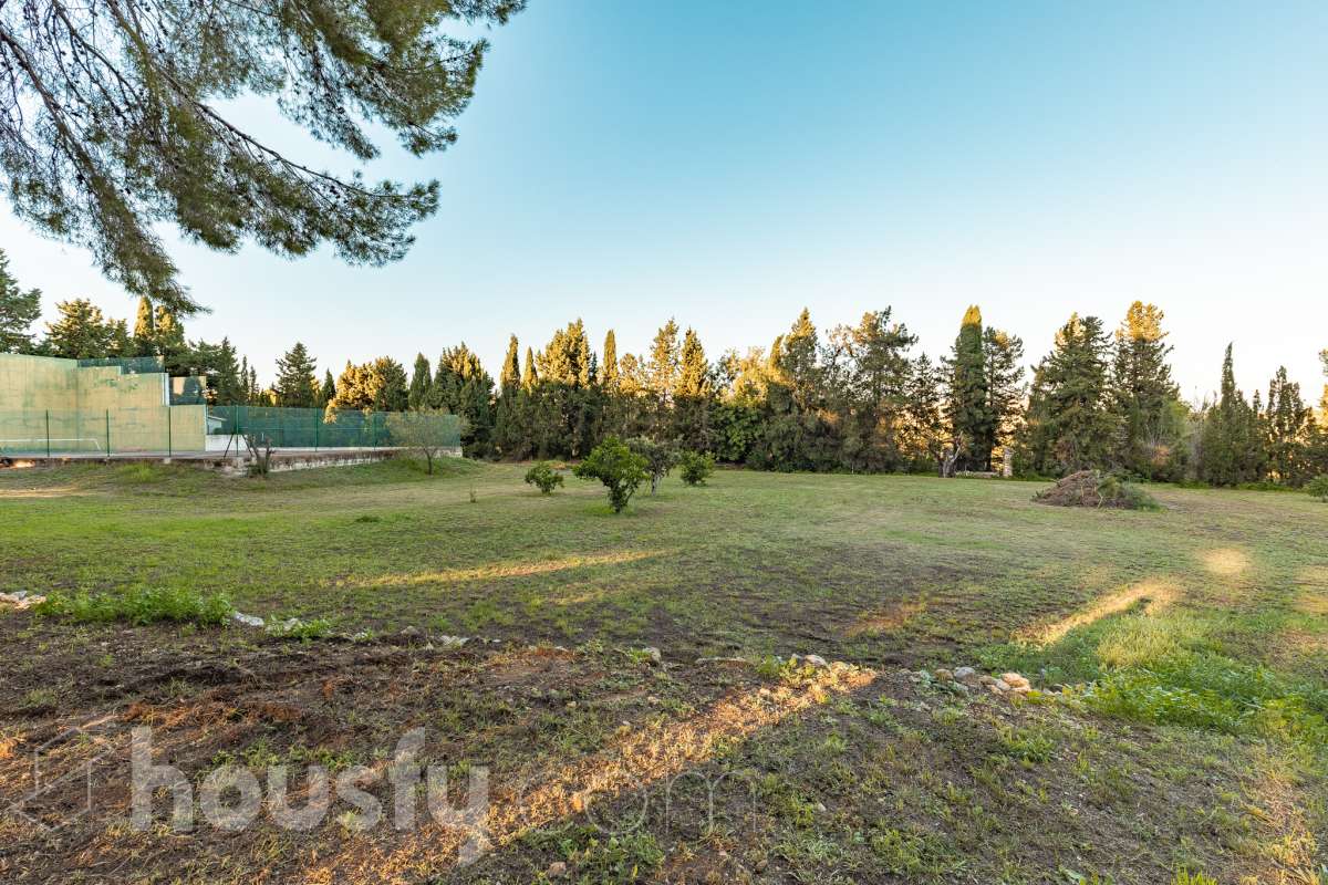 Exclusiva villa en el corazón de Creixell: amplitud, privacidad y vistas excepcionales. Housfy presenta en exclusiva esta magnífica propiedad situada en el centro de Creixell, una residencia singular que destaca por sus extraordinarias dimensiones, su privilegiada parcela y un entorno que combina la comodidad de una ubicación céntrica con la tranquilidad y la amplitud de un espacio residencial único. Con 921 m² construidos, incluida la zona deportiva, según datos verificados con la Dirección General del Catastro, esta propiedad ofrece un sinfín de posibilidades para quienes buscan una vivienda de grandes dimensiones, con espacios versátiles y zonas exteriores pensadas para disfrutar al máximo del estilo de vida mediterráneo. La vivienda, construida en 1970, dispone de una distribución generosa, con nueve dormitorios y seis baños, que permite acoger cómodamente a familias numerosas, recibir invitados o destinar parte de sus estancias a usos complementarios, como despacho o espacios de trabajo. Entre sus dependencias encontramos un amplio salón-comedor, una cocina equipada y una suite con baño privado, además de una zona de despacho que aporta funcionalidad y privacidad al conjunto. En el exterior, la propiedad despliega todo su potencial. Su magnífica parcela alberga un jardín privado, una piscina exclusiva y una zona deportiva que amplía las posibilidades de ocio y actividad al aire libre. Las terrazas invitan a disfrutar del clima mediterráneo, mientras que las excepcionales vistas al mar y a la montaña aportan un atractivo diferencial y una sensación de amplitud difícil de encontrar en una ubicación tan céntrica. Un añadido fundamental es la existencia de un pozo y un depósito de agua de unos 60.000 litros. La vivienda cuenta, además, con chimenea, electrodomésticos, trastero y cuatro plazas de garaje, prestaciones que completan una propuesta residencial especialmente interesante por su capacidad, comodidad y versatilidad. Su ubicación, en pleno centro de Creixell, permite disfrutar de los servicios y comercios del municipio, con transporte público cercano y la comodidad de tener el día a día al alcance de la mano, en un entorno característico de la Costa Dorada. Una propiedad con dimensiones extraordinarias y múltiples posibilidades, ideal para quienes valoran el espacio, la privacidad, las zonas de ocio propias y unas vistas privilegiadas, sin renunciar a la comodidad de vivir en el centro de una población con encanto. Una oportunidad exclusiva para descubrir una vivienda diferente, donde la amplitud de sus espacios y el atractivo de su parcela convierten cada rincón en una invitación a disfrutar. Housfy — Comercialización en exclusiva. Contacta con nosotros para ampliar información y descubrir personalmente todo el potencial de esta propiedad. Aviso legal El precio de venta no incluye gastos de la compraventa como notaría, registro, impuestos, ni tampoco honorarios agencia. Esta publicación no es vinculante. Consulta siempre la nota simple con Housfy antes de formalizar la compraventa. Sobre nosotros Housfy es la plataforma integral de servicios inmobiliarios. Nuestra combinación de expertos y tecnología pone al alcance de todo el mundo servicios cómodos, claros y seguros. AICAT número: 7922. Nos encargamos de la gestión y asesoramiento de la compra. ¡Olvídate de todo! Hacemos los trámites por ti. Y, si además necesitas financiación, ponemos a tu disposición un bróker hipotecario para ayudarte a conseguir las mejores condiciones para tu perfil económico. ¿Quieres visitarla? Contacta con Housfy y agenda tu visita sin compromiso. Más información en: housfy.com-59