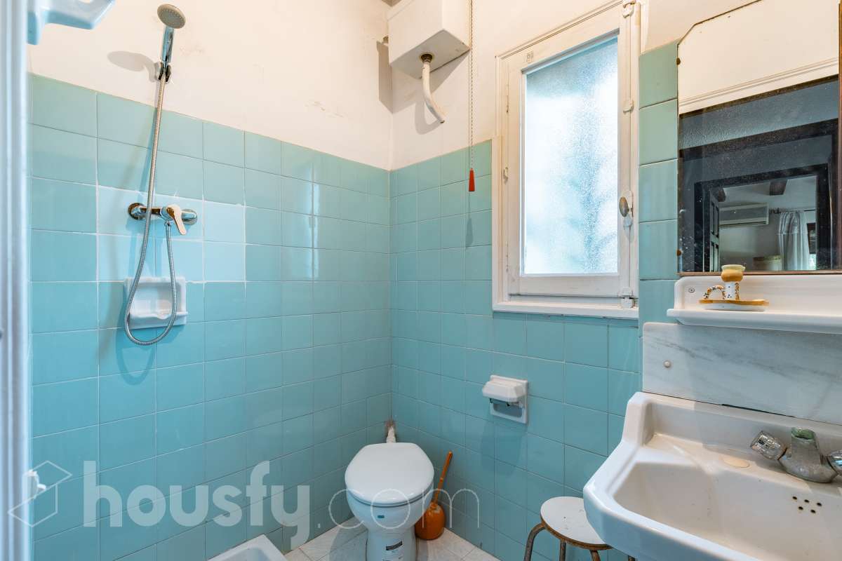 Exclusiva villa en el corazón de Creixell: amplitud, privacidad y vistas excepcionales. Housfy presenta en exclusiva esta magnífica propiedad situada en el centro de Creixell, una residencia singular que destaca por sus extraordinarias dimensiones, su privilegiada parcela y un entorno que combina la comodidad de una ubicación céntrica con la tranquilidad y la amplitud de un espacio residencial único. Con 921 m² construidos, incluida la zona deportiva, según datos verificados con la Dirección General del Catastro, esta propiedad ofrece un sinfín de posibilidades para quienes buscan una vivienda de grandes dimensiones, con espacios versátiles y zonas exteriores pensadas para disfrutar al máximo del estilo de vida mediterráneo. La vivienda, construida en 1970, dispone de una distribución generosa, con nueve dormitorios y seis baños, que permite acoger cómodamente a familias numerosas, recibir invitados o destinar parte de sus estancias a usos complementarios, como despacho o espacios de trabajo. Entre sus dependencias encontramos un amplio salón-comedor, una cocina equipada y una suite con baño privado, además de una zona de despacho que aporta funcionalidad y privacidad al conjunto. En el exterior, la propiedad despliega todo su potencial. Su magnífica parcela alberga un jardín privado, una piscina exclusiva y una zona deportiva que amplía las posibilidades de ocio y actividad al aire libre. Las terrazas invitan a disfrutar del clima mediterráneo, mientras que las excepcionales vistas al mar y a la montaña aportan un atractivo diferencial y una sensación de amplitud difícil de encontrar en una ubicación tan céntrica. Un añadido fundamental es la existencia de un pozo y un depósito de agua de unos 60.000 litros. La vivienda cuenta, además, con chimenea, electrodomésticos, trastero y cuatro plazas de garaje, prestaciones que completan una propuesta residencial especialmente interesante por su capacidad, comodidad y versatilidad. Su ubicación, en pleno centro de Creixell, permite disfrutar de los servicios y comercios del municipio, con transporte público cercano y la comodidad de tener el día a día al alcance de la mano, en un entorno característico de la Costa Dorada. Una propiedad con dimensiones extraordinarias y múltiples posibilidades, ideal para quienes valoran el espacio, la privacidad, las zonas de ocio propias y unas vistas privilegiadas, sin renunciar a la comodidad de vivir en el centro de una población con encanto. Una oportunidad exclusiva para descubrir una vivienda diferente, donde la amplitud de sus espacios y el atractivo de su parcela convierten cada rincón en una invitación a disfrutar. Housfy — Comercialización en exclusiva. Contacta con nosotros para ampliar información y descubrir personalmente todo el potencial de esta propiedad. Aviso legal El precio de venta no incluye gastos de la compraventa como notaría, registro, impuestos, ni tampoco honorarios agencia. Esta publicación no es vinculante. Consulta siempre la nota simple con Housfy antes de formalizar la compraventa. Sobre nosotros Housfy es la plataforma integral de servicios inmobiliarios. Nuestra combinación de expertos y tecnología pone al alcance de todo el mundo servicios cómodos, claros y seguros. AICAT número: 7922. Nos encargamos de la gestión y asesoramiento de la compra. ¡Olvídate de todo! Hacemos los trámites por ti. Y, si además necesitas financiación, ponemos a tu disposición un bróker hipotecario para ayudarte a conseguir las mejores condiciones para tu perfil económico. ¿Quieres visitarla? Contacta con Housfy y agenda tu visita sin compromiso. Más información en: housfy.com-37
