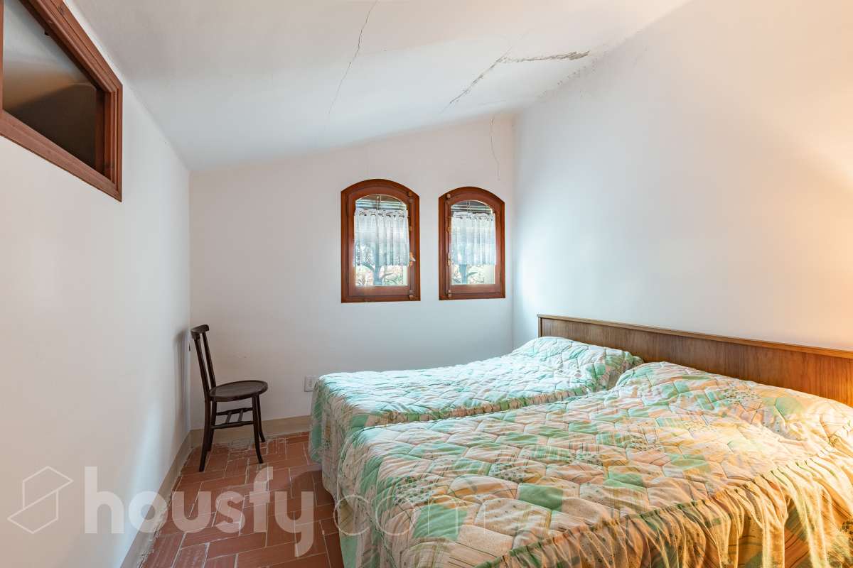 Exclusiva villa en el corazón de Creixell: amplitud, privacidad y vistas excepcionales. Housfy presenta en exclusiva esta magnífica propiedad situada en el centro de Creixell, una residencia singular que destaca por sus extraordinarias dimensiones, su privilegiada parcela y un entorno que combina la comodidad de una ubicación céntrica con la tranquilidad y la amplitud de un espacio residencial único. Con 921 m² construidos, incluida la zona deportiva, según datos verificados con la Dirección General del Catastro, esta propiedad ofrece un sinfín de posibilidades para quienes buscan una vivienda de grandes dimensiones, con espacios versátiles y zonas exteriores pensadas para disfrutar al máximo del estilo de vida mediterráneo. La vivienda, construida en 1970, dispone de una distribución generosa, con nueve dormitorios y seis baños, que permite acoger cómodamente a familias numerosas, recibir invitados o destinar parte de sus estancias a usos complementarios, como despacho o espacios de trabajo. Entre sus dependencias encontramos un amplio salón-comedor, una cocina equipada y una suite con baño privado, además de una zona de despacho que aporta funcionalidad y privacidad al conjunto. En el exterior, la propiedad despliega todo su potencial. Su magnífica parcela alberga un jardín privado, una piscina exclusiva y una zona deportiva que amplía las posibilidades de ocio y actividad al aire libre. Las terrazas invitan a disfrutar del clima mediterráneo, mientras que las excepcionales vistas al mar y a la montaña aportan un atractivo diferencial y una sensación de amplitud difícil de encontrar en una ubicación tan céntrica. Un añadido fundamental es la existencia de un pozo y un depósito de agua de unos 60.000 litros. La vivienda cuenta, además, con chimenea, electrodomésticos, trastero y cuatro plazas de garaje, prestaciones que completan una propuesta residencial especialmente interesante por su capacidad, comodidad y versatilidad. Su ubicación, en pleno centro de Creixell, permite disfrutar de los servicios y comercios del municipio, con transporte público cercano y la comodidad de tener el día a día al alcance de la mano, en un entorno característico de la Costa Dorada. Una propiedad con dimensiones extraordinarias y múltiples posibilidades, ideal para quienes valoran el espacio, la privacidad, las zonas de ocio propias y unas vistas privilegiadas, sin renunciar a la comodidad de vivir en el centro de una población con encanto. Una oportunidad exclusiva para descubrir una vivienda diferente, donde la amplitud de sus espacios y el atractivo de su parcela convierten cada rincón en una invitación a disfrutar. Housfy — Comercialización en exclusiva. Contacta con nosotros para ampliar información y descubrir personalmente todo el potencial de esta propiedad. Aviso legal El precio de venta no incluye gastos de la compraventa como notaría, registro, impuestos, ni tampoco honorarios agencia. Esta publicación no es vinculante. Consulta siempre la nota simple con Housfy antes de formalizar la compraventa. Sobre nosotros Housfy es la plataforma integral de servicios inmobiliarios. Nuestra combinación de expertos y tecnología pone al alcance de todo el mundo servicios cómodos, claros y seguros. AICAT número: 7922. Nos encargamos de la gestión y asesoramiento de la compra. ¡Olvídate de todo! Hacemos los trámites por ti. Y, si además necesitas financiación, ponemos a tu disposición un bróker hipotecario para ayudarte a conseguir las mejores condiciones para tu perfil económico. ¿Quieres visitarla? Contacta con Housfy y agenda tu visita sin compromiso. Más información en: housfy.com-23