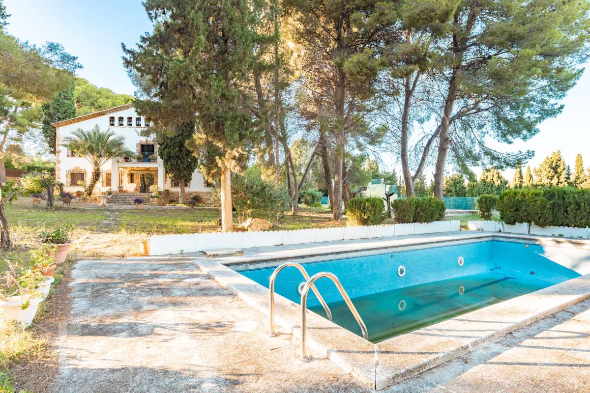 Exclusiva villa en el corazón de Creixell: amplitud, privacidad y vistas excepcionales. Housfy presenta en exclusiva esta magnífica propiedad situada en el centro de Creixell, una residencia singular que destaca por sus extraordinarias dimensiones, su privilegiada parcela y un entorno que combina la comodidad de una ubicación céntrica con la tranquilidad y la amplitud de un espacio residencial único. Con 921 m² construidos, incluida la zona deportiva, según datos verificados con la Dirección General del Catastro, esta propiedad ofrece un sinfín de posibilidades para quienes buscan una vivienda de grandes dimensiones, con espacios versátiles y zonas exteriores pensadas para disfrutar al máximo del estilo de vida mediterráneo. La vivienda, construida en 1970, dispone de una distribución generosa, con nueve dormitorios y seis baños, que permite acoger cómodamente a familias numerosas, recibir invitados o destinar parte de sus estancias a usos complementarios, como despacho o espacios de trabajo. Entre sus dependencias encontramos un amplio salón-comedor, una cocina equipada y una suite con baño privado, además de una zona de despacho que aporta funcionalidad y privacidad al conjunto. En el exterior, la propiedad despliega todo su potencial. Su magnífica parcela alberga un jardín privado, una piscina exclusiva y una zona deportiva que amplía las posibilidades de ocio y actividad al aire libre. Las terrazas invitan a disfrutar del clima mediterráneo, mientras que las excepcionales vistas al mar y a la montaña aportan un atractivo diferencial y una sensación de amplitud difícil de encontrar en una ubicación tan céntrica. Un añadido fundamental es la existencia de un pozo y un depósito de agua de unos 60.000 litros. La vivienda cuenta, además, con chimenea, electrodomésticos, trastero y cuatro plazas de garaje, prestaciones que completan una propuesta residencial especialmente interesante por su capacidad, comodidad y versatilidad. Su ubicación, en pleno centro de Creixell, permite disfrutar de los servicios y comercios del municipio, con transporte público cercano y la comodidad de tener el día a día al alcance de la mano, en un entorno característico de la Costa Dorada. Una propiedad con dimensiones extraordinarias y múltiples posibilidades, ideal para quienes valoran el espacio, la privacidad, las zonas de ocio propias y unas vistas privilegiadas, sin renunciar a la comodidad de vivir en el centro de una población con encanto. Una oportunidad exclusiva para descubrir una vivienda diferente, donde la amplitud de sus espacios y el atractivo de su parcela convierten cada rincón en una invitación a disfrutar. Housfy — Comercialización en exclusiva. Contacta con nosotros para ampliar información y descubrir personalmente todo el potencial de esta propiedad. Aviso legal El precio de venta no incluye gastos de la compraventa como notaría, registro, impuestos, ni tampoco honorarios agencia. Esta publicación no es vinculante. Consulta siempre la nota simple con Housfy antes de formalizar la compraventa. Sobre nosotros Housfy es la plataforma integral de servicios inmobiliarios. Nuestra combinación de expertos y tecnología pone al alcance de todo el mundo servicios cómodos, claros y seguros. AICAT número: 7922. Nos encargamos de la gestión y asesoramiento de la compra. ¡Olvídate de todo! Hacemos los trámites por ti. Y, si además necesitas financiación, ponemos a tu disposición un bróker hipotecario para ayudarte a conseguir las mejores condiciones para tu perfil económico. ¿Quieres visitarla? Contacta con Housfy y agenda tu visita sin compromiso. Más información en: housfy.com-57