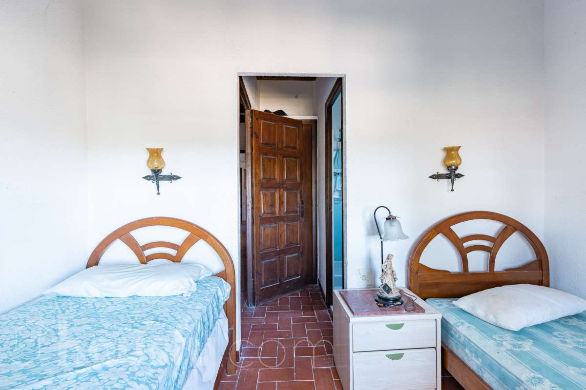 Exclusiva villa en el corazón de Creixell: amplitud, privacidad y vistas excepcionales. Housfy presenta en exclusiva esta magnífica propiedad situada en el centro de Creixell, una residencia singular que destaca por sus extraordinarias dimensiones, su privilegiada parcela y un entorno que combina la comodidad de una ubicación céntrica con la tranquilidad y la amplitud de un espacio residencial único. Con 921 m² construidos, incluida la zona deportiva, según datos verificados con la Dirección General del Catastro, esta propiedad ofrece un sinfín de posibilidades para quienes buscan una vivienda de grandes dimensiones, con espacios versátiles y zonas exteriores pensadas para disfrutar al máximo del estilo de vida mediterráneo. La vivienda, construida en 1970, dispone de una distribución generosa, con nueve dormitorios y seis baños, que permite acoger cómodamente a familias numerosas, recibir invitados o destinar parte de sus estancias a usos complementarios, como despacho o espacios de trabajo. Entre sus dependencias encontramos un amplio salón-comedor, una cocina equipada y una suite con baño privado, además de una zona de despacho que aporta funcionalidad y privacidad al conjunto. En el exterior, la propiedad despliega todo su potencial. Su magnífica parcela alberga un jardín privado, una piscina exclusiva y una zona deportiva que amplía las posibilidades de ocio y actividad al aire libre. Las terrazas invitan a disfrutar del clima mediterráneo, mientras que las excepcionales vistas al mar y a la montaña aportan un atractivo diferencial y una sensación de amplitud difícil de encontrar en una ubicación tan céntrica. Un añadido fundamental es la existencia de un pozo y un depósito de agua de unos 60.000 litros. La vivienda cuenta, además, con chimenea, electrodomésticos, trastero y cuatro plazas de garaje, prestaciones que completan una propuesta residencial especialmente interesante por su capacidad, comodidad y versatilidad. Su ubicación, en pleno centro de Creixell, permite disfrutar de los servicios y comercios del municipio, con transporte público cercano y la comodidad de tener el día a día al alcance de la mano, en un entorno característico de la Costa Dorada. Una propiedad con dimensiones extraordinarias y múltiples posibilidades, ideal para quienes valoran el espacio, la privacidad, las zonas de ocio propias y unas vistas privilegiadas, sin renunciar a la comodidad de vivir en el centro de una población con encanto. Una oportunidad exclusiva para descubrir una vivienda diferente, donde la amplitud de sus espacios y el atractivo de su parcela convierten cada rincón en una invitación a disfrutar. Housfy — Comercialización en exclusiva. Contacta con nosotros para ampliar información y descubrir personalmente todo el potencial de esta propiedad. Aviso legal El precio de venta no incluye gastos de la compraventa como notaría, registro, impuestos, ni tampoco honorarios agencia. Esta publicación no es vinculante. Consulta siempre la nota simple con Housfy antes de formalizar la compraventa. Sobre nosotros Housfy es la plataforma integral de servicios inmobiliarios. Nuestra combinación de expertos y tecnología pone al alcance de todo el mundo servicios cómodos, claros y seguros. AICAT número: 7922. Nos encargamos de la gestión y asesoramiento de la compra. ¡Olvídate de todo! Hacemos los trámites por ti. Y, si además necesitas financiación, ponemos a tu disposición un bróker hipotecario para ayudarte a conseguir las mejores condiciones para tu perfil económico. ¿Quieres visitarla? Contacta con Housfy y agenda tu visita sin compromiso. Más información en: housfy.com-20