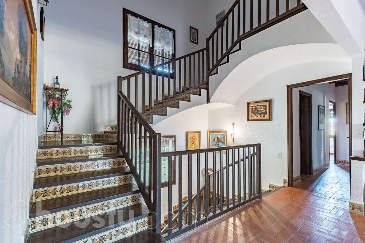 Exclusiva villa en el corazón de Creixell: amplitud, privacidad y vistas excepcionales. Housfy presenta en exclusiva esta magnífica propiedad situada en el centro de Creixell, una residencia singular que destaca por sus extraordinarias dimensiones, su privilegiada parcela y un entorno que combina la comodidad de una ubicación céntrica con la tranquilidad y la amplitud de un espacio residencial único. Con 921 m² construidos, incluida la zona deportiva, según datos verificados con la Dirección General del Catastro, esta propiedad ofrece un sinfín de posibilidades para quienes buscan una vivienda de grandes dimensiones, con espacios versátiles y zonas exteriores pensadas para disfrutar al máximo del estilo de vida mediterráneo. La vivienda, construida en 1970, dispone de una distribución generosa, con nueve dormitorios y seis baños, que permite acoger cómodamente a familias numerosas, recibir invitados o destinar parte de sus estancias a usos complementarios, como despacho o espacios de trabajo. Entre sus dependencias encontramos un amplio salón-comedor, una cocina equipada y una suite con baño privado, además de una zona de despacho que aporta funcionalidad y privacidad al conjunto. En el exterior, la propiedad despliega todo su potencial. Su magnífica parcela alberga un jardín privado, una piscina exclusiva y una zona deportiva que amplía las posibilidades de ocio y actividad al aire libre. Las terrazas invitan a disfrutar del clima mediterráneo, mientras que las excepcionales vistas al mar y a la montaña aportan un atractivo diferencial y una sensación de amplitud difícil de encontrar en una ubicación tan céntrica. Un añadido fundamental es la existencia de un pozo y un depósito de agua de unos 60.000 litros. La vivienda cuenta, además, con chimenea, electrodomésticos, trastero y cuatro plazas de garaje, prestaciones que completan una propuesta residencial especialmente interesante por su capacidad, comodidad y versatilidad. Su ubicación, en pleno centro de Creixell, permite disfrutar de los servicios y comercios del municipio, con transporte público cercano y la comodidad de tener el día a día al alcance de la mano, en un entorno característico de la Costa Dorada. Una propiedad con dimensiones extraordinarias y múltiples posibilidades, ideal para quienes valoran el espacio, la privacidad, las zonas de ocio propias y unas vistas privilegiadas, sin renunciar a la comodidad de vivir en el centro de una población con encanto. Una oportunidad exclusiva para descubrir una vivienda diferente, donde la amplitud de sus espacios y el atractivo de su parcela convierten cada rincón en una invitación a disfrutar. Housfy — Comercialización en exclusiva. Contacta con nosotros para ampliar información y descubrir personalmente todo el potencial de esta propiedad. Aviso legal El precio de venta no incluye gastos de la compraventa como notaría, registro, impuestos, ni tampoco honorarios agencia. Esta publicación no es vinculante. Consulta siempre la nota simple con Housfy antes de formalizar la compraventa. Sobre nosotros Housfy es la plataforma integral de servicios inmobiliarios. Nuestra combinación de expertos y tecnología pone al alcance de todo el mundo servicios cómodos, claros y seguros. AICAT número: 7922. Nos encargamos de la gestión y asesoramiento de la compra. ¡Olvídate de todo! Hacemos los trámites por ti. Y, si además necesitas financiación, ponemos a tu disposición un bróker hipotecario para ayudarte a conseguir las mejores condiciones para tu perfil económico. ¿Quieres visitarla? Contacta con Housfy y agenda tu visita sin compromiso. Más información en: housfy.com-40