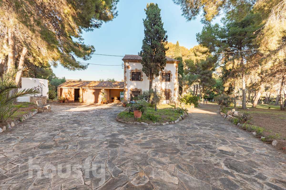 Exclusiva villa en el corazón de Creixell: amplitud, privacidad y vistas excepcionales. Housfy presenta en exclusiva esta magnífica propiedad situada en el centro de Creixell, una residencia singular que destaca por sus extraordinarias dimensiones, su privilegiada parcela y un entorno que combina la comodidad de una ubicación céntrica con la tranquilidad y la amplitud de un espacio residencial único. Con 921 m² construidos, incluida la zona deportiva, según datos verificados con la Dirección General del Catastro, esta propiedad ofrece un sinfín de posibilidades para quienes buscan una vivienda de grandes dimensiones, con espacios versátiles y zonas exteriores pensadas para disfrutar al máximo del estilo de vida mediterráneo. La vivienda, construida en 1970, dispone de una distribución generosa, con nueve dormitorios y seis baños, que permite acoger cómodamente a familias numerosas, recibir invitados o destinar parte de sus estancias a usos complementarios, como despacho o espacios de trabajo. Entre sus dependencias encontramos un amplio salón-comedor, una cocina equipada y una suite con baño privado, además de una zona de despacho que aporta funcionalidad y privacidad al conjunto. En el exterior, la propiedad despliega todo su potencial. Su magnífica parcela alberga un jardín privado, una piscina exclusiva y una zona deportiva que amplía las posibilidades de ocio y actividad al aire libre. Las terrazas invitan a disfrutar del clima mediterráneo, mientras que las excepcionales vistas al mar y a la montaña aportan un atractivo diferencial y una sensación de amplitud difícil de encontrar en una ubicación tan céntrica. Un añadido fundamental es la existencia de un pozo y un depósito de agua de unos 60.000 litros. La vivienda cuenta, además, con chimenea, electrodomésticos, trastero y cuatro plazas de garaje, prestaciones que completan una propuesta residencial especialmente interesante por su capacidad, comodidad y versatilidad. Su ubicación, en pleno centro de Creixell, permite disfrutar de los servicios y comercios del municipio, con transporte público cercano y la comodidad de tener el día a día al alcance de la mano, en un entorno característico de la Costa Dorada. Una propiedad con dimensiones extraordinarias y múltiples posibilidades, ideal para quienes valoran el espacio, la privacidad, las zonas de ocio propias y unas vistas privilegiadas, sin renunciar a la comodidad de vivir en el centro de una población con encanto. Una oportunidad exclusiva para descubrir una vivienda diferente, donde la amplitud de sus espacios y el atractivo de su parcela convierten cada rincón en una invitación a disfrutar. Housfy — Comercialización en exclusiva. Contacta con nosotros para ampliar información y descubrir personalmente todo el potencial de esta propiedad. Aviso legal El precio de venta no incluye gastos de la compraventa como notaría, registro, impuestos, ni tampoco honorarios agencia. Esta publicación no es vinculante. Consulta siempre la nota simple con Housfy antes de formalizar la compraventa. Sobre nosotros Housfy es la plataforma integral de servicios inmobiliarios. Nuestra combinación de expertos y tecnología pone al alcance de todo el mundo servicios cómodos, claros y seguros. AICAT número: 7922. Nos encargamos de la gestión y asesoramiento de la compra. ¡Olvídate de todo! Hacemos los trámites por ti. Y, si además necesitas financiación, ponemos a tu disposición un bróker hipotecario para ayudarte a conseguir las mejores condiciones para tu perfil económico. ¿Quieres visitarla? Contacta con Housfy y agenda tu visita sin compromiso. Más información en: housfy.com-49