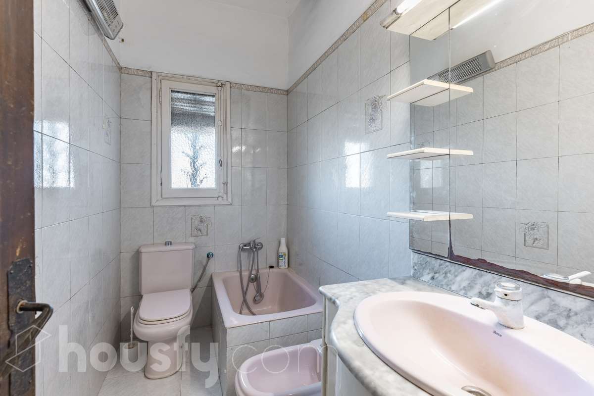Exclusiva villa en el corazón de Creixell: amplitud, privacidad y vistas excepcionales. Housfy presenta en exclusiva esta magnífica propiedad situada en el centro de Creixell, una residencia singular que destaca por sus extraordinarias dimensiones, su privilegiada parcela y un entorno que combina la comodidad de una ubicación céntrica con la tranquilidad y la amplitud de un espacio residencial único. Con 921 m² construidos, incluida la zona deportiva, según datos verificados con la Dirección General del Catastro, esta propiedad ofrece un sinfín de posibilidades para quienes buscan una vivienda de grandes dimensiones, con espacios versátiles y zonas exteriores pensadas para disfrutar al máximo del estilo de vida mediterráneo. La vivienda, construida en 1970, dispone de una distribución generosa, con nueve dormitorios y seis baños, que permite acoger cómodamente a familias numerosas, recibir invitados o destinar parte de sus estancias a usos complementarios, como despacho o espacios de trabajo. Entre sus dependencias encontramos un amplio salón-comedor, una cocina equipada y una suite con baño privado, además de una zona de despacho que aporta funcionalidad y privacidad al conjunto. En el exterior, la propiedad despliega todo su potencial. Su magnífica parcela alberga un jardín privado, una piscina exclusiva y una zona deportiva que amplía las posibilidades de ocio y actividad al aire libre. Las terrazas invitan a disfrutar del clima mediterráneo, mientras que las excepcionales vistas al mar y a la montaña aportan un atractivo diferencial y una sensación de amplitud difícil de encontrar en una ubicación tan céntrica. Un añadido fundamental es la existencia de un pozo y un depósito de agua de unos 60.000 litros. La vivienda cuenta, además, con chimenea, electrodomésticos, trastero y cuatro plazas de garaje, prestaciones que completan una propuesta residencial especialmente interesante por su capacidad, comodidad y versatilidad. Su ubicación, en pleno centro de Creixell, permite disfrutar de los servicios y comercios del municipio, con transporte público cercano y la comodidad de tener el día a día al alcance de la mano, en un entorno característico de la Costa Dorada. Una propiedad con dimensiones extraordinarias y múltiples posibilidades, ideal para quienes valoran el espacio, la privacidad, las zonas de ocio propias y unas vistas privilegiadas, sin renunciar a la comodidad de vivir en el centro de una población con encanto. Una oportunidad exclusiva para descubrir una vivienda diferente, donde la amplitud de sus espacios y el atractivo de su parcela convierten cada rincón en una invitación a disfrutar. Housfy — Comercialización en exclusiva. Contacta con nosotros para ampliar información y descubrir personalmente todo el potencial de esta propiedad. Aviso legal El precio de venta no incluye gastos de la compraventa como notaría, registro, impuestos, ni tampoco honorarios agencia. Esta publicación no es vinculante. Consulta siempre la nota simple con Housfy antes de formalizar la compraventa. Sobre nosotros Housfy es la plataforma integral de servicios inmobiliarios. Nuestra combinación de expertos y tecnología pone al alcance de todo el mundo servicios cómodos, claros y seguros. AICAT número: 7922. Nos encargamos de la gestión y asesoramiento de la compra. ¡Olvídate de todo! Hacemos los trámites por ti. Y, si además necesitas financiación, ponemos a tu disposición un bróker hipotecario para ayudarte a conseguir las mejores condiciones para tu perfil económico. ¿Quieres visitarla? Contacta con Housfy y agenda tu visita sin compromiso. Más información en: housfy.com-36