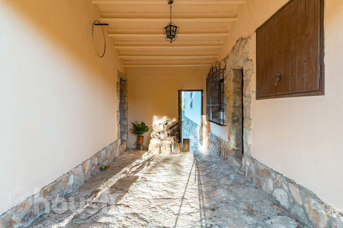 Exclusiva villa en el corazón de Creixell: amplitud, privacidad y vistas excepcionales. Housfy presenta en exclusiva esta magnífica propiedad situada en el centro de Creixell, una residencia singular que destaca por sus extraordinarias dimensiones, su privilegiada parcela y un entorno que combina la comodidad de una ubicación céntrica con la tranquilidad y la amplitud de un espacio residencial único. Con 921 m² construidos, incluida la zona deportiva, según datos verificados con la Dirección General del Catastro, esta propiedad ofrece un sinfín de posibilidades para quienes buscan una vivienda de grandes dimensiones, con espacios versátiles y zonas exteriores pensadas para disfrutar al máximo del estilo de vida mediterráneo. La vivienda, construida en 1970, dispone de una distribución generosa, con nueve dormitorios y seis baños, que permite acoger cómodamente a familias numerosas, recibir invitados o destinar parte de sus estancias a usos complementarios, como despacho o espacios de trabajo. Entre sus dependencias encontramos un amplio salón-comedor, una cocina equipada y una suite con baño privado, además de una zona de despacho que aporta funcionalidad y privacidad al conjunto. En el exterior, la propiedad despliega todo su potencial. Su magnífica parcela alberga un jardín privado, una piscina exclusiva y una zona deportiva que amplía las posibilidades de ocio y actividad al aire libre. Las terrazas invitan a disfrutar del clima mediterráneo, mientras que las excepcionales vistas al mar y a la montaña aportan un atractivo diferencial y una sensación de amplitud difícil de encontrar en una ubicación tan céntrica. Un añadido fundamental es la existencia de un pozo y un depósito de agua de unos 60.000 litros. La vivienda cuenta, además, con chimenea, electrodomésticos, trastero y cuatro plazas de garaje, prestaciones que completan una propuesta residencial especialmente interesante por su capacidad, comodidad y versatilidad. Su ubicación, en pleno centro de Creixell, permite disfrutar de los servicios y comercios del municipio, con transporte público cercano y la comodidad de tener el día a día al alcance de la mano, en un entorno característico de la Costa Dorada. Una propiedad con dimensiones extraordinarias y múltiples posibilidades, ideal para quienes valoran el espacio, la privacidad, las zonas de ocio propias y unas vistas privilegiadas, sin renunciar a la comodidad de vivir en el centro de una población con encanto. Una oportunidad exclusiva para descubrir una vivienda diferente, donde la amplitud de sus espacios y el atractivo de su parcela convierten cada rincón en una invitación a disfrutar. Housfy — Comercialización en exclusiva. Contacta con nosotros para ampliar información y descubrir personalmente todo el potencial de esta propiedad. Aviso legal El precio de venta no incluye gastos de la compraventa como notaría, registro, impuestos, ni tampoco honorarios agencia. Esta publicación no es vinculante. Consulta siempre la nota simple con Housfy antes de formalizar la compraventa. Sobre nosotros Housfy es la plataforma integral de servicios inmobiliarios. Nuestra combinación de expertos y tecnología pone al alcance de todo el mundo servicios cómodos, claros y seguros. AICAT número: 7922. Nos encargamos de la gestión y asesoramiento de la compra. ¡Olvídate de todo! Hacemos los trámites por ti. Y, si además necesitas financiación, ponemos a tu disposición un bróker hipotecario para ayudarte a conseguir las mejores condiciones para tu perfil económico. ¿Quieres visitarla? Contacta con Housfy y agenda tu visita sin compromiso. Más información en: housfy.com-52