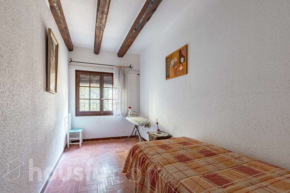 Exclusiva villa en el corazón de Creixell: amplitud, privacidad y vistas excepcionales. Housfy presenta en exclusiva esta magnífica propiedad situada en el centro de Creixell, una residencia singular que destaca por sus extraordinarias dimensiones, su privilegiada parcela y un entorno que combina la comodidad de una ubicación céntrica con la tranquilidad y la amplitud de un espacio residencial único. Con 921 m² construidos, incluida la zona deportiva, según datos verificados con la Dirección General del Catastro, esta propiedad ofrece un sinfín de posibilidades para quienes buscan una vivienda de grandes dimensiones, con espacios versátiles y zonas exteriores pensadas para disfrutar al máximo del estilo de vida mediterráneo. La vivienda, construida en 1970, dispone de una distribución generosa, con nueve dormitorios y seis baños, que permite acoger cómodamente a familias numerosas, recibir invitados o destinar parte de sus estancias a usos complementarios, como despacho o espacios de trabajo. Entre sus dependencias encontramos un amplio salón-comedor, una cocina equipada y una suite con baño privado, además de una zona de despacho que aporta funcionalidad y privacidad al conjunto. En el exterior, la propiedad despliega todo su potencial. Su magnífica parcela alberga un jardín privado, una piscina exclusiva y una zona deportiva que amplía las posibilidades de ocio y actividad al aire libre. Las terrazas invitan a disfrutar del clima mediterráneo, mientras que las excepcionales vistas al mar y a la montaña aportan un atractivo diferencial y una sensación de amplitud difícil de encontrar en una ubicación tan céntrica. Un añadido fundamental es la existencia de un pozo y un depósito de agua de unos 60.000 litros. La vivienda cuenta, además, con chimenea, electrodomésticos, trastero y cuatro plazas de garaje, prestaciones que completan una propuesta residencial especialmente interesante por su capacidad, comodidad y versatilidad. Su ubicación, en pleno centro de Creixell, permite disfrutar de los servicios y comercios del municipio, con transporte público cercano y la comodidad de tener el día a día al alcance de la mano, en un entorno característico de la Costa Dorada. Una propiedad con dimensiones extraordinarias y múltiples posibilidades, ideal para quienes valoran el espacio, la privacidad, las zonas de ocio propias y unas vistas privilegiadas, sin renunciar a la comodidad de vivir en el centro de una población con encanto. Una oportunidad exclusiva para descubrir una vivienda diferente, donde la amplitud de sus espacios y el atractivo de su parcela convierten cada rincón en una invitación a disfrutar. Housfy — Comercialización en exclusiva. Contacta con nosotros para ampliar información y descubrir personalmente todo el potencial de esta propiedad. Aviso legal El precio de venta no incluye gastos de la compraventa como notaría, registro, impuestos, ni tampoco honorarios agencia. Esta publicación no es vinculante. Consulta siempre la nota simple con Housfy antes de formalizar la compraventa. Sobre nosotros Housfy es la plataforma integral de servicios inmobiliarios. Nuestra combinación de expertos y tecnología pone al alcance de todo el mundo servicios cómodos, claros y seguros. AICAT número: 7922. Nos encargamos de la gestión y asesoramiento de la compra. ¡Olvídate de todo! Hacemos los trámites por ti. Y, si además necesitas financiación, ponemos a tu disposición un bróker hipotecario para ayudarte a conseguir las mejores condiciones para tu perfil económico. ¿Quieres visitarla? Contacta con Housfy y agenda tu visita sin compromiso. Más información en: housfy.com-16