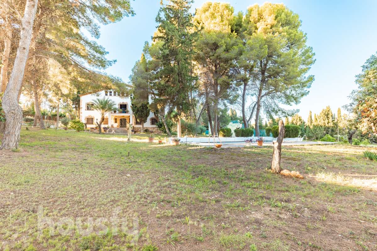 Exclusiva villa en el corazón de Creixell: amplitud, privacidad y vistas excepcionales. Housfy presenta en exclusiva esta magnífica propiedad situada en el centro de Creixell, una residencia singular que destaca por sus extraordinarias dimensiones, su privilegiada parcela y un entorno que combina la comodidad de una ubicación céntrica con la tranquilidad y la amplitud de un espacio residencial único. Con 921 m² construidos, incluida la zona deportiva, según datos verificados con la Dirección General del Catastro, esta propiedad ofrece un sinfín de posibilidades para quienes buscan una vivienda de grandes dimensiones, con espacios versátiles y zonas exteriores pensadas para disfrutar al máximo del estilo de vida mediterráneo. La vivienda, construida en 1970, dispone de una distribución generosa, con nueve dormitorios y seis baños, que permite acoger cómodamente a familias numerosas, recibir invitados o destinar parte de sus estancias a usos complementarios, como despacho o espacios de trabajo. Entre sus dependencias encontramos un amplio salón-comedor, una cocina equipada y una suite con baño privado, además de una zona de despacho que aporta funcionalidad y privacidad al conjunto. En el exterior, la propiedad despliega todo su potencial. Su magnífica parcela alberga un jardín privado, una piscina exclusiva y una zona deportiva que amplía las posibilidades de ocio y actividad al aire libre. Las terrazas invitan a disfrutar del clima mediterráneo, mientras que las excepcionales vistas al mar y a la montaña aportan un atractivo diferencial y una sensación de amplitud difícil de encontrar en una ubicación tan céntrica. Un añadido fundamental es la existencia de un pozo y un depósito de agua de unos 60.000 litros. La vivienda cuenta, además, con chimenea, electrodomésticos, trastero y cuatro plazas de garaje, prestaciones que completan una propuesta residencial especialmente interesante por su capacidad, comodidad y versatilidad. Su ubicación, en pleno centro de Creixell, permite disfrutar de los servicios y comercios del municipio, con transporte público cercano y la comodidad de tener el día a día al alcance de la mano, en un entorno característico de la Costa Dorada. Una propiedad con dimensiones extraordinarias y múltiples posibilidades, ideal para quienes valoran el espacio, la privacidad, las zonas de ocio propias y unas vistas privilegiadas, sin renunciar a la comodidad de vivir en el centro de una población con encanto. Una oportunidad exclusiva para descubrir una vivienda diferente, donde la amplitud de sus espacios y el atractivo de su parcela convierten cada rincón en una invitación a disfrutar. Housfy — Comercialización en exclusiva. Contacta con nosotros para ampliar información y descubrir personalmente todo el potencial de esta propiedad. Aviso legal El precio de venta no incluye gastos de la compraventa como notaría, registro, impuestos, ni tampoco honorarios agencia. Esta publicación no es vinculante. Consulta siempre la nota simple con Housfy antes de formalizar la compraventa. Sobre nosotros Housfy es la plataforma integral de servicios inmobiliarios. Nuestra combinación de expertos y tecnología pone al alcance de todo el mundo servicios cómodos, claros y seguros. AICAT número: 7922. Nos encargamos de la gestión y asesoramiento de la compra. ¡Olvídate de todo! Hacemos los trámites por ti. Y, si además necesitas financiación, ponemos a tu disposición un bróker hipotecario para ayudarte a conseguir las mejores condiciones para tu perfil económico. ¿Quieres visitarla? Contacta con Housfy y agenda tu visita sin compromiso. Más información en: housfy.com-56