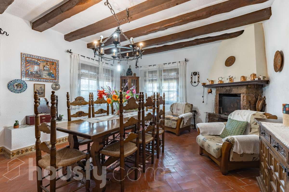 Exclusiva villa en el corazón de Creixell: amplitud, privacidad y vistas excepcionales. Housfy presenta en exclusiva esta magnífica propiedad situada en el centro de Creixell, una residencia singular que destaca por sus extraordinarias dimensiones, su privilegiada parcela y un entorno que combina la comodidad de una ubicación céntrica con la tranquilidad y la amplitud de un espacio residencial único. Con 921 m² construidos, incluida la zona deportiva, según datos verificados con la Dirección General del Catastro, esta propiedad ofrece un sinfín de posibilidades para quienes buscan una vivienda de grandes dimensiones, con espacios versátiles y zonas exteriores pensadas para disfrutar al máximo del estilo de vida mediterráneo. La vivienda, construida en 1970, dispone de una distribución generosa, con nueve dormitorios y seis baños, que permite acoger cómodamente a familias numerosas, recibir invitados o destinar parte de sus estancias a usos complementarios, como despacho o espacios de trabajo. Entre sus dependencias encontramos un amplio salón-comedor, una cocina equipada y una suite con baño privado, además de una zona de despacho que aporta funcionalidad y privacidad al conjunto. En el exterior, la propiedad despliega todo su potencial. Su magnífica parcela alberga un jardín privado, una piscina exclusiva y una zona deportiva que amplía las posibilidades de ocio y actividad al aire libre. Las terrazas invitan a disfrutar del clima mediterráneo, mientras que las excepcionales vistas al mar y a la montaña aportan un atractivo diferencial y una sensación de amplitud difícil de encontrar en una ubicación tan céntrica. Un añadido fundamental es la existencia de un pozo y un depósito de agua de unos 60.000 litros. La vivienda cuenta, además, con chimenea, electrodomésticos, trastero y cuatro plazas de garaje, prestaciones que completan una propuesta residencial especialmente interesante por su capacidad, comodidad y versatilidad. Su ubicación, en pleno centro de Creixell, permite disfrutar de los servicios y comercios del municipio, con transporte público cercano y la comodidad de tener el día a día al alcance de la mano, en un entorno característico de la Costa Dorada. Una propiedad con dimensiones extraordinarias y múltiples posibilidades, ideal para quienes valoran el espacio, la privacidad, las zonas de ocio propias y unas vistas privilegiadas, sin renunciar a la comodidad de vivir en el centro de una población con encanto. Una oportunidad exclusiva para descubrir una vivienda diferente, donde la amplitud de sus espacios y el atractivo de su parcela convierten cada rincón en una invitación a disfrutar. Housfy — Comercialización en exclusiva. Contacta con nosotros para ampliar información y descubrir personalmente todo el potencial de esta propiedad. Aviso legal El precio de venta no incluye gastos de la compraventa como notaría, registro, impuestos, ni tampoco honorarios agencia. Esta publicación no es vinculante. Consulta siempre la nota simple con Housfy antes de formalizar la compraventa. Sobre nosotros Housfy es la plataforma integral de servicios inmobiliarios. Nuestra combinación de expertos y tecnología pone al alcance de todo el mundo servicios cómodos, claros y seguros. AICAT número: 7922. Nos encargamos de la gestión y asesoramiento de la compra. ¡Olvídate de todo! Hacemos los trámites por ti. Y, si además necesitas financiación, ponemos a tu disposición un bróker hipotecario para ayudarte a conseguir las mejores condiciones para tu perfil económico. ¿Quieres visitarla? Contacta con Housfy y agenda tu visita sin compromiso. Más información en: housfy.com-10