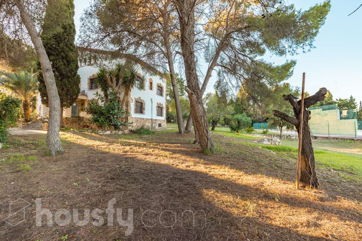 Exclusiva villa en el corazón de Creixell: amplitud, privacidad y vistas excepcionales. Housfy presenta en exclusiva esta magnífica propiedad situada en el centro de Creixell, una residencia singular que destaca por sus extraordinarias dimensiones, su privilegiada parcela y un entorno que combina la comodidad de una ubicación céntrica con la tranquilidad y la amplitud de un espacio residencial único. Con 921 m² construidos, incluida la zona deportiva, según datos verificados con la Dirección General del Catastro, esta propiedad ofrece un sinfín de posibilidades para quienes buscan una vivienda de grandes dimensiones, con espacios versátiles y zonas exteriores pensadas para disfrutar al máximo del estilo de vida mediterráneo. La vivienda, construida en 1970, dispone de una distribución generosa, con nueve dormitorios y seis baños, que permite acoger cómodamente a familias numerosas, recibir invitados o destinar parte de sus estancias a usos complementarios, como despacho o espacios de trabajo. Entre sus dependencias encontramos un amplio salón-comedor, una cocina equipada y una suite con baño privado, además de una zona de despacho que aporta funcionalidad y privacidad al conjunto. En el exterior, la propiedad despliega todo su potencial. Su magnífica parcela alberga un jardín privado, una piscina exclusiva y una zona deportiva que amplía las posibilidades de ocio y actividad al aire libre. Las terrazas invitan a disfrutar del clima mediterráneo, mientras que las excepcionales vistas al mar y a la montaña aportan un atractivo diferencial y una sensación de amplitud difícil de encontrar en una ubicación tan céntrica. Un añadido fundamental es la existencia de un pozo y un depósito de agua de unos 60.000 litros. La vivienda cuenta, además, con chimenea, electrodomésticos, trastero y cuatro plazas de garaje, prestaciones que completan una propuesta residencial especialmente interesante por su capacidad, comodidad y versatilidad. Su ubicación, en pleno centro de Creixell, permite disfrutar de los servicios y comercios del municipio, con transporte público cercano y la comodidad de tener el día a día al alcance de la mano, en un entorno característico de la Costa Dorada. Una propiedad con dimensiones extraordinarias y múltiples posibilidades, ideal para quienes valoran el espacio, la privacidad, las zonas de ocio propias y unas vistas privilegiadas, sin renunciar a la comodidad de vivir en el centro de una población con encanto. Una oportunidad exclusiva para descubrir una vivienda diferente, donde la amplitud de sus espacios y el atractivo de su parcela convierten cada rincón en una invitación a disfrutar. Housfy — Comercialización en exclusiva. Contacta con nosotros para ampliar información y descubrir personalmente todo el potencial de esta propiedad. Aviso legal El precio de venta no incluye gastos de la compraventa como notaría, registro, impuestos, ni tampoco honorarios agencia. Esta publicación no es vinculante. Consulta siempre la nota simple con Housfy antes de formalizar la compraventa. Sobre nosotros Housfy es la plataforma integral de servicios inmobiliarios. Nuestra combinación de expertos y tecnología pone al alcance de todo el mundo servicios cómodos, claros y seguros. AICAT número: 7922. Nos encargamos de la gestión y asesoramiento de la compra. ¡Olvídate de todo! Hacemos los trámites por ti. Y, si además necesitas financiación, ponemos a tu disposición un bróker hipotecario para ayudarte a conseguir las mejores condiciones para tu perfil económico. ¿Quieres visitarla? Contacta con Housfy y agenda tu visita sin compromiso. Más información en: housfy.com-61