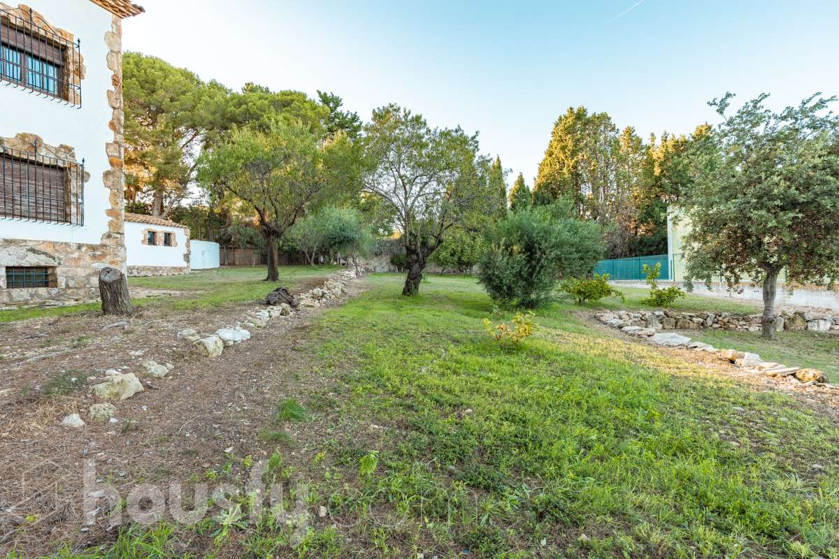 Exclusiva villa en el corazón de Creixell: amplitud, privacidad y vistas excepcionales. Housfy presenta en exclusiva esta magnífica propiedad situada en el centro de Creixell, una residencia singular que destaca por sus extraordinarias dimensiones, su privilegiada parcela y un entorno que combina la comodidad de una ubicación céntrica con la tranquilidad y la amplitud de un espacio residencial único. Con 921 m² construidos, incluida la zona deportiva, según datos verificados con la Dirección General del Catastro, esta propiedad ofrece un sinfín de posibilidades para quienes buscan una vivienda de grandes dimensiones, con espacios versátiles y zonas exteriores pensadas para disfrutar al máximo del estilo de vida mediterráneo. La vivienda, construida en 1970, dispone de una distribución generosa, con nueve dormitorios y seis baños, que permite acoger cómodamente a familias numerosas, recibir invitados o destinar parte de sus estancias a usos complementarios, como despacho o espacios de trabajo. Entre sus dependencias encontramos un amplio salón-comedor, una cocina equipada y una suite con baño privado, además de una zona de despacho que aporta funcionalidad y privacidad al conjunto. En el exterior, la propiedad despliega todo su potencial. Su magnífica parcela alberga un jardín privado, una piscina exclusiva y una zona deportiva que amplía las posibilidades de ocio y actividad al aire libre. Las terrazas invitan a disfrutar del clima mediterráneo, mientras que las excepcionales vistas al mar y a la montaña aportan un atractivo diferencial y una sensación de amplitud difícil de encontrar en una ubicación tan céntrica. Un añadido fundamental es la existencia de un pozo y un depósito de agua de unos 60.000 litros. La vivienda cuenta, además, con chimenea, electrodomésticos, trastero y cuatro plazas de garaje, prestaciones que completan una propuesta residencial especialmente interesante por su capacidad, comodidad y versatilidad. Su ubicación, en pleno centro de Creixell, permite disfrutar de los servicios y comercios del municipio, con transporte público cercano y la comodidad de tener el día a día al alcance de la mano, en un entorno característico de la Costa Dorada. Una propiedad con dimensiones extraordinarias y múltiples posibilidades, ideal para quienes valoran el espacio, la privacidad, las zonas de ocio propias y unas vistas privilegiadas, sin renunciar a la comodidad de vivir en el centro de una población con encanto. Una oportunidad exclusiva para descubrir una vivienda diferente, donde la amplitud de sus espacios y el atractivo de su parcela convierten cada rincón en una invitación a disfrutar. Housfy — Comercialización en exclusiva. Contacta con nosotros para ampliar información y descubrir personalmente todo el potencial de esta propiedad. Aviso legal El precio de venta no incluye gastos de la compraventa como notaría, registro, impuestos, ni tampoco honorarios agencia. Esta publicación no es vinculante. Consulta siempre la nota simple con Housfy antes de formalizar la compraventa. Sobre nosotros Housfy es la plataforma integral de servicios inmobiliarios. Nuestra combinación de expertos y tecnología pone al alcance de todo el mundo servicios cómodos, claros y seguros. AICAT número: 7922. Nos encargamos de la gestión y asesoramiento de la compra. ¡Olvídate de todo! Hacemos los trámites por ti. Y, si además necesitas financiación, ponemos a tu disposición un bróker hipotecario para ayudarte a conseguir las mejores condiciones para tu perfil económico. ¿Quieres visitarla? Contacta con Housfy y agenda tu visita sin compromiso. Más información en: housfy.com-63