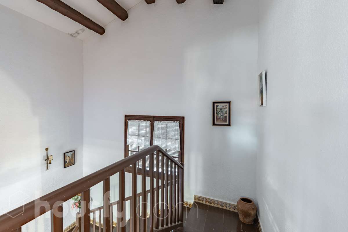 Exclusiva villa en el corazón de Creixell: amplitud, privacidad y vistas excepcionales. Housfy presenta en exclusiva esta magnífica propiedad situada en el centro de Creixell, una residencia singular que destaca por sus extraordinarias dimensiones, su privilegiada parcela y un entorno que combina la comodidad de una ubicación céntrica con la tranquilidad y la amplitud de un espacio residencial único. Con 921 m² construidos, incluida la zona deportiva, según datos verificados con la Dirección General del Catastro, esta propiedad ofrece un sinfín de posibilidades para quienes buscan una vivienda de grandes dimensiones, con espacios versátiles y zonas exteriores pensadas para disfrutar al máximo del estilo de vida mediterráneo. La vivienda, construida en 1970, dispone de una distribución generosa, con nueve dormitorios y seis baños, que permite acoger cómodamente a familias numerosas, recibir invitados o destinar parte de sus estancias a usos complementarios, como despacho o espacios de trabajo. Entre sus dependencias encontramos un amplio salón-comedor, una cocina equipada y una suite con baño privado, además de una zona de despacho que aporta funcionalidad y privacidad al conjunto. En el exterior, la propiedad despliega todo su potencial. Su magnífica parcela alberga un jardín privado, una piscina exclusiva y una zona deportiva que amplía las posibilidades de ocio y actividad al aire libre. Las terrazas invitan a disfrutar del clima mediterráneo, mientras que las excepcionales vistas al mar y a la montaña aportan un atractivo diferencial y una sensación de amplitud difícil de encontrar en una ubicación tan céntrica. Un añadido fundamental es la existencia de un pozo y un depósito de agua de unos 60.000 litros. La vivienda cuenta, además, con chimenea, electrodomésticos, trastero y cuatro plazas de garaje, prestaciones que completan una propuesta residencial especialmente interesante por su capacidad, comodidad y versatilidad. Su ubicación, en pleno centro de Creixell, permite disfrutar de los servicios y comercios del municipio, con transporte público cercano y la comodidad de tener el día a día al alcance de la mano, en un entorno característico de la Costa Dorada. Una propiedad con dimensiones extraordinarias y múltiples posibilidades, ideal para quienes valoran el espacio, la privacidad, las zonas de ocio propias y unas vistas privilegiadas, sin renunciar a la comodidad de vivir en el centro de una población con encanto. Una oportunidad exclusiva para descubrir una vivienda diferente, donde la amplitud de sus espacios y el atractivo de su parcela convierten cada rincón en una invitación a disfrutar. Housfy — Comercialización en exclusiva. Contacta con nosotros para ampliar información y descubrir personalmente todo el potencial de esta propiedad. Aviso legal El precio de venta no incluye gastos de la compraventa como notaría, registro, impuestos, ni tampoco honorarios agencia. Esta publicación no es vinculante. Consulta siempre la nota simple con Housfy antes de formalizar la compraventa. Sobre nosotros Housfy es la plataforma integral de servicios inmobiliarios. Nuestra combinación de expertos y tecnología pone al alcance de todo el mundo servicios cómodos, claros y seguros. AICAT número: 7922. Nos encargamos de la gestión y asesoramiento de la compra. ¡Olvídate de todo! Hacemos los trámites por ti. Y, si además necesitas financiación, ponemos a tu disposición un bróker hipotecario para ayudarte a conseguir las mejores condiciones para tu perfil económico. ¿Quieres visitarla? Contacta con Housfy y agenda tu visita sin compromiso. Más información en: housfy.com-46