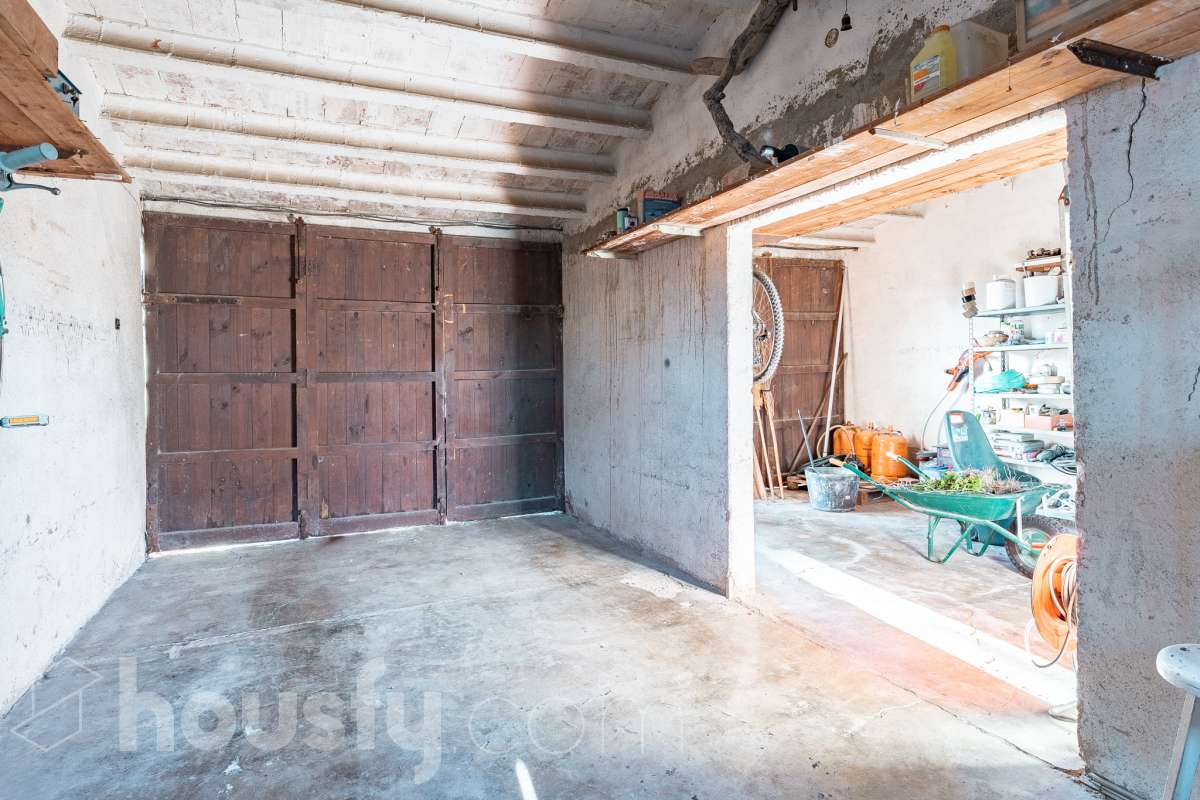 Exclusiva villa en el corazón de Creixell: amplitud, privacidad y vistas excepcionales. Housfy presenta en exclusiva esta magnífica propiedad situada en el centro de Creixell, una residencia singular que destaca por sus extraordinarias dimensiones, su privilegiada parcela y un entorno que combina la comodidad de una ubicación céntrica con la tranquilidad y la amplitud de un espacio residencial único. Con 921 m² construidos, incluida la zona deportiva, según datos verificados con la Dirección General del Catastro, esta propiedad ofrece un sinfín de posibilidades para quienes buscan una vivienda de grandes dimensiones, con espacios versátiles y zonas exteriores pensadas para disfrutar al máximo del estilo de vida mediterráneo. La vivienda, construida en 1970, dispone de una distribución generosa, con nueve dormitorios y seis baños, que permite acoger cómodamente a familias numerosas, recibir invitados o destinar parte de sus estancias a usos complementarios, como despacho o espacios de trabajo. Entre sus dependencias encontramos un amplio salón-comedor, una cocina equipada y una suite con baño privado, además de una zona de despacho que aporta funcionalidad y privacidad al conjunto. En el exterior, la propiedad despliega todo su potencial. Su magnífica parcela alberga un jardín privado, una piscina exclusiva y una zona deportiva que amplía las posibilidades de ocio y actividad al aire libre. Las terrazas invitan a disfrutar del clima mediterráneo, mientras que las excepcionales vistas al mar y a la montaña aportan un atractivo diferencial y una sensación de amplitud difícil de encontrar en una ubicación tan céntrica. Un añadido fundamental es la existencia de un pozo y un depósito de agua de unos 60.000 litros. La vivienda cuenta, además, con chimenea, electrodomésticos, trastero y cuatro plazas de garaje, prestaciones que completan una propuesta residencial especialmente interesante por su capacidad, comodidad y versatilidad. Su ubicación, en pleno centro de Creixell, permite disfrutar de los servicios y comercios del municipio, con transporte público cercano y la comodidad de tener el día a día al alcance de la mano, en un entorno característico de la Costa Dorada. Una propiedad con dimensiones extraordinarias y múltiples posibilidades, ideal para quienes valoran el espacio, la privacidad, las zonas de ocio propias y unas vistas privilegiadas, sin renunciar a la comodidad de vivir en el centro de una población con encanto. Una oportunidad exclusiva para descubrir una vivienda diferente, donde la amplitud de sus espacios y el atractivo de su parcela convierten cada rincón en una invitación a disfrutar. Housfy — Comercialización en exclusiva. Contacta con nosotros para ampliar información y descubrir personalmente todo el potencial de esta propiedad. Aviso legal El precio de venta no incluye gastos de la compraventa como notaría, registro, impuestos, ni tampoco honorarios agencia. Esta publicación no es vinculante. Consulta siempre la nota simple con Housfy antes de formalizar la compraventa. Sobre nosotros Housfy es la plataforma integral de servicios inmobiliarios. Nuestra combinación de expertos y tecnología pone al alcance de todo el mundo servicios cómodos, claros y seguros. AICAT número: 7922. Nos encargamos de la gestión y asesoramiento de la compra. ¡Olvídate de todo! Hacemos los trámites por ti. Y, si además necesitas financiación, ponemos a tu disposición un bróker hipotecario para ayudarte a conseguir las mejores condiciones para tu perfil económico. ¿Quieres visitarla? Contacta con Housfy y agenda tu visita sin compromiso. Más información en: housfy.com-71