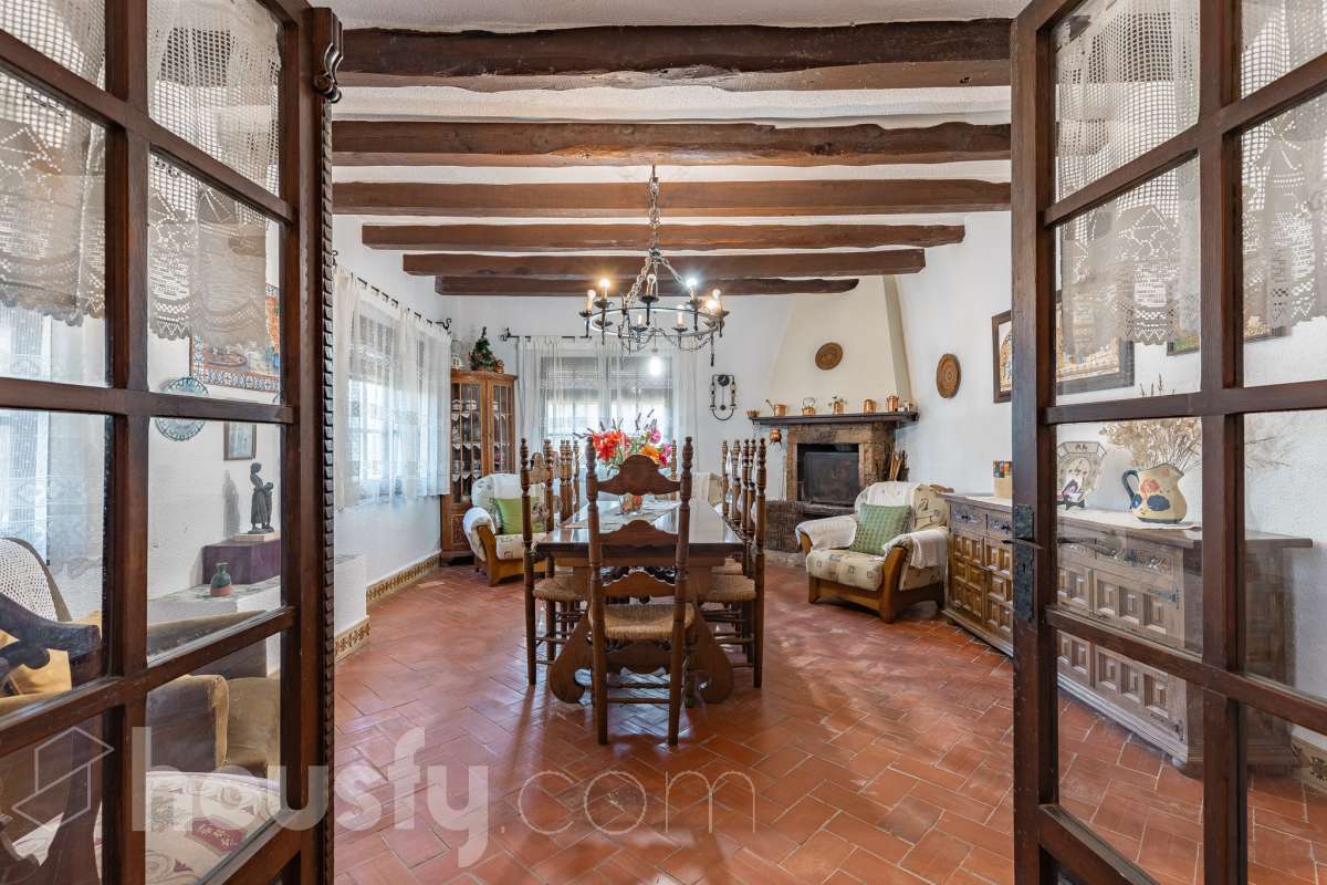 Exclusiva villa en el corazón de Creixell: amplitud, privacidad y vistas excepcionales. Housfy presenta en exclusiva esta magnífica propiedad situada en el centro de Creixell, una residencia singular que destaca por sus extraordinarias dimensiones, su privilegiada parcela y un entorno que combina la comodidad de una ubicación céntrica con la tranquilidad y la amplitud de un espacio residencial único. Con 921 m² construidos, incluida la zona deportiva, según datos verificados con la Dirección General del Catastro, esta propiedad ofrece un sinfín de posibilidades para quienes buscan una vivienda de grandes dimensiones, con espacios versátiles y zonas exteriores pensadas para disfrutar al máximo del estilo de vida mediterráneo. La vivienda, construida en 1970, dispone de una distribución generosa, con nueve dormitorios y seis baños, que permite acoger cómodamente a familias numerosas, recibir invitados o destinar parte de sus estancias a usos complementarios, como despacho o espacios de trabajo. Entre sus dependencias encontramos un amplio salón-comedor, una cocina equipada y una suite con baño privado, además de una zona de despacho que aporta funcionalidad y privacidad al conjunto. En el exterior, la propiedad despliega todo su potencial. Su magnífica parcela alberga un jardín privado, una piscina exclusiva y una zona deportiva que amplía las posibilidades de ocio y actividad al aire libre. Las terrazas invitan a disfrutar del clima mediterráneo, mientras que las excepcionales vistas al mar y a la montaña aportan un atractivo diferencial y una sensación de amplitud difícil de encontrar en una ubicación tan céntrica. Un añadido fundamental es la existencia de un pozo y un depósito de agua de unos 60.000 litros. La vivienda cuenta, además, con chimenea, electrodomésticos, trastero y cuatro plazas de garaje, prestaciones que completan una propuesta residencial especialmente interesante por su capacidad, comodidad y versatilidad. Su ubicación, en pleno centro de Creixell, permite disfrutar de los servicios y comercios del municipio, con transporte público cercano y la comodidad de tener el día a día al alcance de la mano, en un entorno característico de la Costa Dorada. Una propiedad con dimensiones extraordinarias y múltiples posibilidades, ideal para quienes valoran el espacio, la privacidad, las zonas de ocio propias y unas vistas privilegiadas, sin renunciar a la comodidad de vivir en el centro de una población con encanto. Una oportunidad exclusiva para descubrir una vivienda diferente, donde la amplitud de sus espacios y el atractivo de su parcela convierten cada rincón en una invitación a disfrutar. Housfy — Comercialización en exclusiva. Contacta con nosotros para ampliar información y descubrir personalmente todo el potencial de esta propiedad. Aviso legal El precio de venta no incluye gastos de la compraventa como notaría, registro, impuestos, ni tampoco honorarios agencia. Esta publicación no es vinculante. Consulta siempre la nota simple con Housfy antes de formalizar la compraventa. Sobre nosotros Housfy es la plataforma integral de servicios inmobiliarios. Nuestra combinación de expertos y tecnología pone al alcance de todo el mundo servicios cómodos, claros y seguros. AICAT número: 7922. Nos encargamos de la gestión y asesoramiento de la compra. ¡Olvídate de todo! Hacemos los trámites por ti. Y, si además necesitas financiación, ponemos a tu disposición un bróker hipotecario para ayudarte a conseguir las mejores condiciones para tu perfil económico. ¿Quieres visitarla? Contacta con Housfy y agenda tu visita sin compromiso. Más información en: housfy.com-8