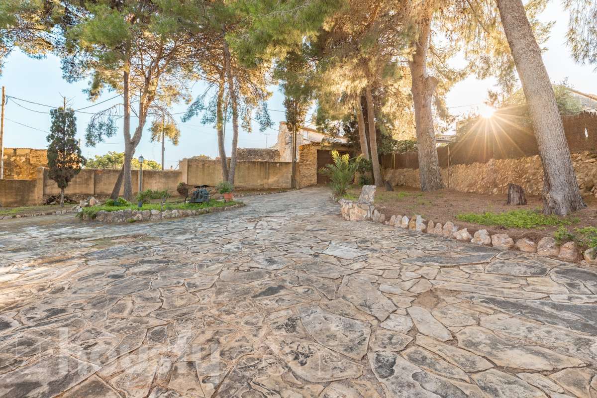 Exclusiva villa en el corazón de Creixell: amplitud, privacidad y vistas excepcionales. Housfy presenta en exclusiva esta magnífica propiedad situada en el centro de Creixell, una residencia singular que destaca por sus extraordinarias dimensiones, su privilegiada parcela y un entorno que combina la comodidad de una ubicación céntrica con la tranquilidad y la amplitud de un espacio residencial único. Con 921 m² construidos, incluida la zona deportiva, según datos verificados con la Dirección General del Catastro, esta propiedad ofrece un sinfín de posibilidades para quienes buscan una vivienda de grandes dimensiones, con espacios versátiles y zonas exteriores pensadas para disfrutar al máximo del estilo de vida mediterráneo. La vivienda, construida en 1970, dispone de una distribución generosa, con nueve dormitorios y seis baños, que permite acoger cómodamente a familias numerosas, recibir invitados o destinar parte de sus estancias a usos complementarios, como despacho o espacios de trabajo. Entre sus dependencias encontramos un amplio salón-comedor, una cocina equipada y una suite con baño privado, además de una zona de despacho que aporta funcionalidad y privacidad al conjunto. En el exterior, la propiedad despliega todo su potencial. Su magnífica parcela alberga un jardín privado, una piscina exclusiva y una zona deportiva que amplía las posibilidades de ocio y actividad al aire libre. Las terrazas invitan a disfrutar del clima mediterráneo, mientras que las excepcionales vistas al mar y a la montaña aportan un atractivo diferencial y una sensación de amplitud difícil de encontrar en una ubicación tan céntrica. Un añadido fundamental es la existencia de un pozo y un depósito de agua de unos 60.000 litros. La vivienda cuenta, además, con chimenea, electrodomésticos, trastero y cuatro plazas de garaje, prestaciones que completan una propuesta residencial especialmente interesante por su capacidad, comodidad y versatilidad. Su ubicación, en pleno centro de Creixell, permite disfrutar de los servicios y comercios del municipio, con transporte público cercano y la comodidad de tener el día a día al alcance de la mano, en un entorno característico de la Costa Dorada. Una propiedad con dimensiones extraordinarias y múltiples posibilidades, ideal para quienes valoran el espacio, la privacidad, las zonas de ocio propias y unas vistas privilegiadas, sin renunciar a la comodidad de vivir en el centro de una población con encanto. Una oportunidad exclusiva para descubrir una vivienda diferente, donde la amplitud de sus espacios y el atractivo de su parcela convierten cada rincón en una invitación a disfrutar. Housfy — Comercialización en exclusiva. Contacta con nosotros para ampliar información y descubrir personalmente todo el potencial de esta propiedad. Aviso legal El precio de venta no incluye gastos de la compraventa como notaría, registro, impuestos, ni tampoco honorarios agencia. Esta publicación no es vinculante. Consulta siempre la nota simple con Housfy antes de formalizar la compraventa. Sobre nosotros Housfy es la plataforma integral de servicios inmobiliarios. Nuestra combinación de expertos y tecnología pone al alcance de todo el mundo servicios cómodos, claros y seguros. AICAT número: 7922. Nos encargamos de la gestión y asesoramiento de la compra. ¡Olvídate de todo! Hacemos los trámites por ti. Y, si además necesitas financiación, ponemos a tu disposición un bróker hipotecario para ayudarte a conseguir las mejores condiciones para tu perfil económico. ¿Quieres visitarla? Contacta con Housfy y agenda tu visita sin compromiso. Más información en: housfy.com-51