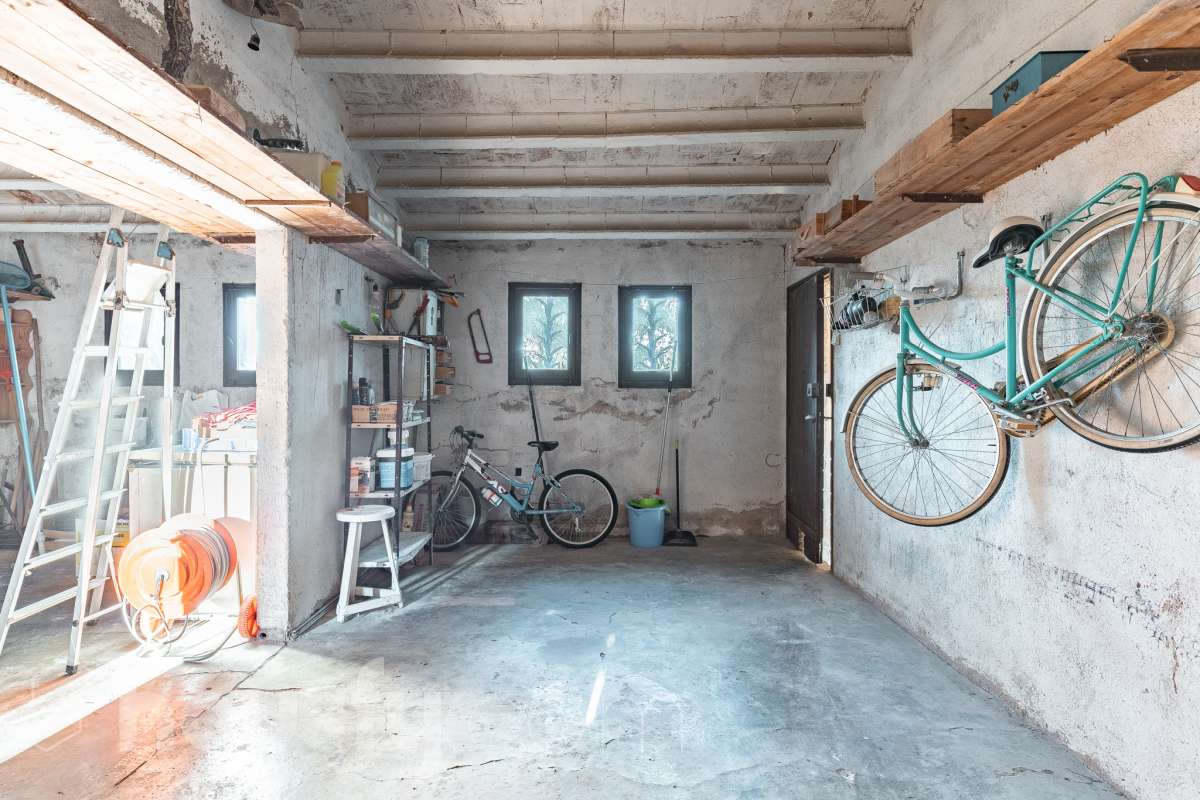 Exclusiva villa en el corazón de Creixell: amplitud, privacidad y vistas excepcionales. Housfy presenta en exclusiva esta magnífica propiedad situada en el centro de Creixell, una residencia singular que destaca por sus extraordinarias dimensiones, su privilegiada parcela y un entorno que combina la comodidad de una ubicación céntrica con la tranquilidad y la amplitud de un espacio residencial único. Con 921 m² construidos, incluida la zona deportiva, según datos verificados con la Dirección General del Catastro, esta propiedad ofrece un sinfín de posibilidades para quienes buscan una vivienda de grandes dimensiones, con espacios versátiles y zonas exteriores pensadas para disfrutar al máximo del estilo de vida mediterráneo. La vivienda, construida en 1970, dispone de una distribución generosa, con nueve dormitorios y seis baños, que permite acoger cómodamente a familias numerosas, recibir invitados o destinar parte de sus estancias a usos complementarios, como despacho o espacios de trabajo. Entre sus dependencias encontramos un amplio salón-comedor, una cocina equipada y una suite con baño privado, además de una zona de despacho que aporta funcionalidad y privacidad al conjunto. En el exterior, la propiedad despliega todo su potencial. Su magnífica parcela alberga un jardín privado, una piscina exclusiva y una zona deportiva que amplía las posibilidades de ocio y actividad al aire libre. Las terrazas invitan a disfrutar del clima mediterráneo, mientras que las excepcionales vistas al mar y a la montaña aportan un atractivo diferencial y una sensación de amplitud difícil de encontrar en una ubicación tan céntrica. Un añadido fundamental es la existencia de un pozo y un depósito de agua de unos 60.000 litros. La vivienda cuenta, además, con chimenea, electrodomésticos, trastero y cuatro plazas de garaje, prestaciones que completan una propuesta residencial especialmente interesante por su capacidad, comodidad y versatilidad. Su ubicación, en pleno centro de Creixell, permite disfrutar de los servicios y comercios del municipio, con transporte público cercano y la comodidad de tener el día a día al alcance de la mano, en un entorno característico de la Costa Dorada. Una propiedad con dimensiones extraordinarias y múltiples posibilidades, ideal para quienes valoran el espacio, la privacidad, las zonas de ocio propias y unas vistas privilegiadas, sin renunciar a la comodidad de vivir en el centro de una población con encanto. Una oportunidad exclusiva para descubrir una vivienda diferente, donde la amplitud de sus espacios y el atractivo de su parcela convierten cada rincón en una invitación a disfrutar. Housfy — Comercialización en exclusiva. Contacta con nosotros para ampliar información y descubrir personalmente todo el potencial de esta propiedad. Aviso legal El precio de venta no incluye gastos de la compraventa como notaría, registro, impuestos, ni tampoco honorarios agencia. Esta publicación no es vinculante. Consulta siempre la nota simple con Housfy antes de formalizar la compraventa. Sobre nosotros Housfy es la plataforma integral de servicios inmobiliarios. Nuestra combinación de expertos y tecnología pone al alcance de todo el mundo servicios cómodos, claros y seguros. AICAT número: 7922. Nos encargamos de la gestión y asesoramiento de la compra. ¡Olvídate de todo! Hacemos los trámites por ti. Y, si además necesitas financiación, ponemos a tu disposición un bróker hipotecario para ayudarte a conseguir las mejores condiciones para tu perfil económico. ¿Quieres visitarla? Contacta con Housfy y agenda tu visita sin compromiso. Más información en: housfy.com-70
