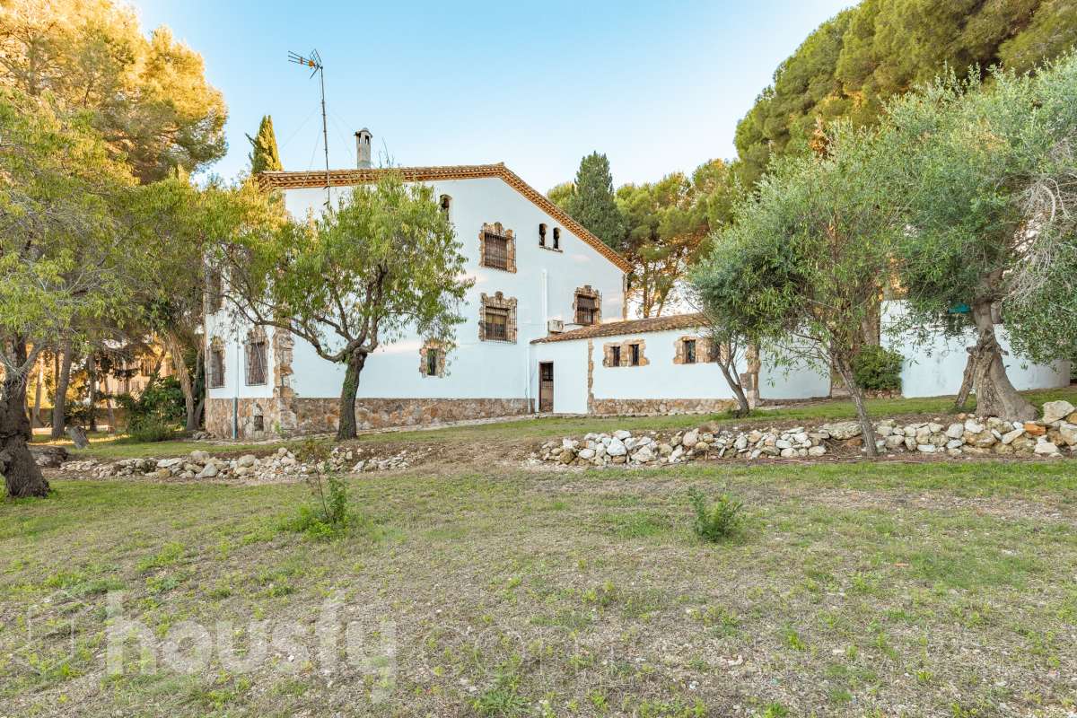 Exclusiva villa en el corazón de Creixell: amplitud, privacidad y vistas excepcionales. Housfy presenta en exclusiva esta magnífica propiedad situada en el centro de Creixell, una residencia singular que destaca por sus extraordinarias dimensiones, su privilegiada parcela y un entorno que combina la comodidad de una ubicación céntrica con la tranquilidad y la amplitud de un espacio residencial único. Con 921 m² construidos, incluida la zona deportiva, según datos verificados con la Dirección General del Catastro, esta propiedad ofrece un sinfín de posibilidades para quienes buscan una vivienda de grandes dimensiones, con espacios versátiles y zonas exteriores pensadas para disfrutar al máximo del estilo de vida mediterráneo. La vivienda, construida en 1970, dispone de una distribución generosa, con nueve dormitorios y seis baños, que permite acoger cómodamente a familias numerosas, recibir invitados o destinar parte de sus estancias a usos complementarios, como despacho o espacios de trabajo. Entre sus dependencias encontramos un amplio salón-comedor, una cocina equipada y una suite con baño privado, además de una zona de despacho que aporta funcionalidad y privacidad al conjunto. En el exterior, la propiedad despliega todo su potencial. Su magnífica parcela alberga un jardín privado, una piscina exclusiva y una zona deportiva que amplía las posibilidades de ocio y actividad al aire libre. Las terrazas invitan a disfrutar del clima mediterráneo, mientras que las excepcionales vistas al mar y a la montaña aportan un atractivo diferencial y una sensación de amplitud difícil de encontrar en una ubicación tan céntrica. Un añadido fundamental es la existencia de un pozo y un depósito de agua de unos 60.000 litros. La vivienda cuenta, además, con chimenea, electrodomésticos, trastero y cuatro plazas de garaje, prestaciones que completan una propuesta residencial especialmente interesante por su capacidad, comodidad y versatilidad. Su ubicación, en pleno centro de Creixell, permite disfrutar de los servicios y comercios del municipio, con transporte público cercano y la comodidad de tener el día a día al alcance de la mano, en un entorno característico de la Costa Dorada. Una propiedad con dimensiones extraordinarias y múltiples posibilidades, ideal para quienes valoran el espacio, la privacidad, las zonas de ocio propias y unas vistas privilegiadas, sin renunciar a la comodidad de vivir en el centro de una población con encanto. Una oportunidad exclusiva para descubrir una vivienda diferente, donde la amplitud de sus espacios y el atractivo de su parcela convierten cada rincón en una invitación a disfrutar. Housfy — Comercialización en exclusiva. Contacta con nosotros para ampliar información y descubrir personalmente todo el potencial de esta propiedad. Aviso legal El precio de venta no incluye gastos de la compraventa como notaría, registro, impuestos, ni tampoco honorarios agencia. Esta publicación no es vinculante. Consulta siempre la nota simple con Housfy antes de formalizar la compraventa. Sobre nosotros Housfy es la plataforma integral de servicios inmobiliarios. Nuestra combinación de expertos y tecnología pone al alcance de todo el mundo servicios cómodos, claros y seguros. AICAT número: 7922. Nos encargamos de la gestión y asesoramiento de la compra. ¡Olvídate de todo! Hacemos los trámites por ti. Y, si además necesitas financiación, ponemos a tu disposición un bróker hipotecario para ayudarte a conseguir las mejores condiciones para tu perfil económico. ¿Quieres visitarla? Contacta con Housfy y agenda tu visita sin compromiso. Más información en: housfy.com-53