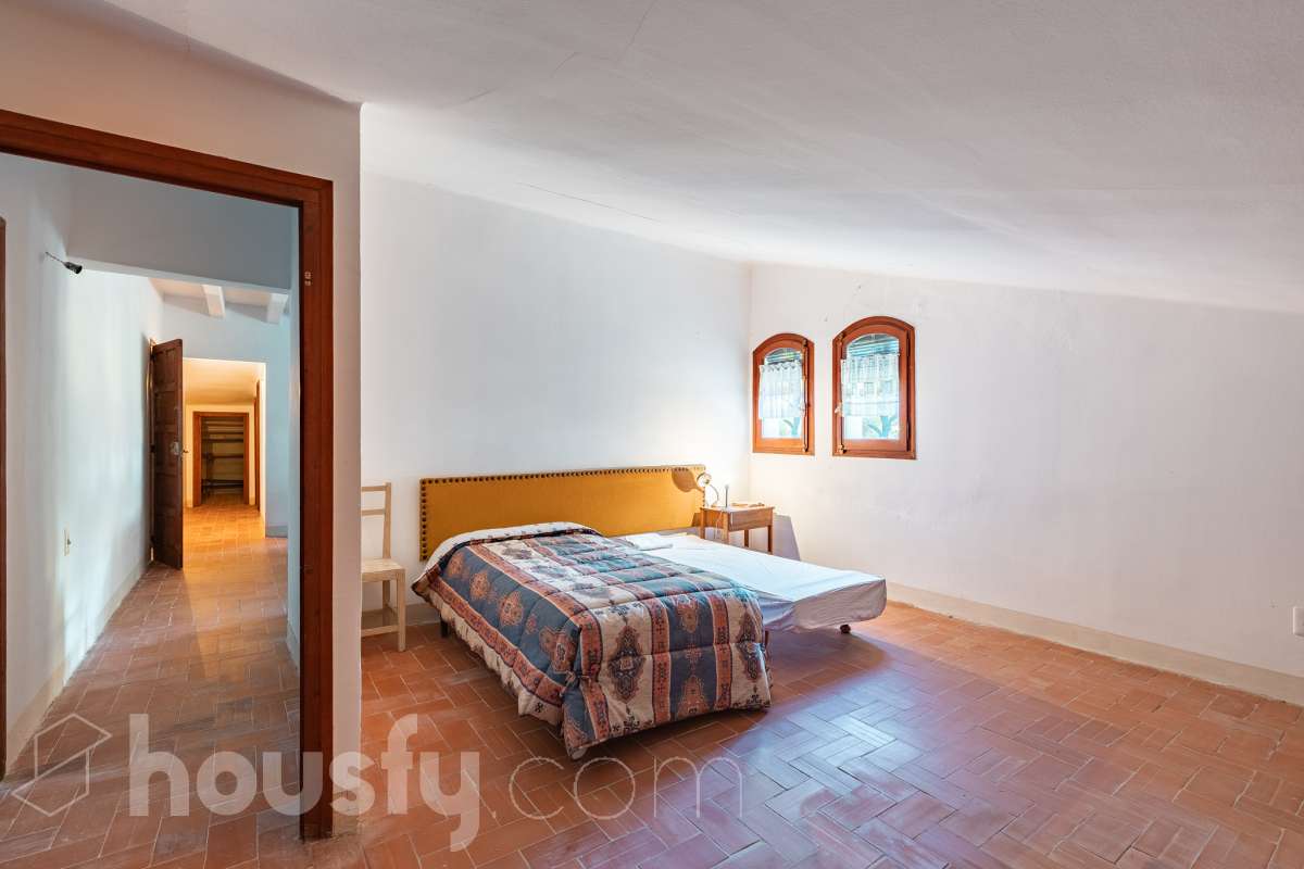 Exclusiva villa en el corazón de Creixell: amplitud, privacidad y vistas excepcionales. Housfy presenta en exclusiva esta magnífica propiedad situada en el centro de Creixell, una residencia singular que destaca por sus extraordinarias dimensiones, su privilegiada parcela y un entorno que combina la comodidad de una ubicación céntrica con la tranquilidad y la amplitud de un espacio residencial único. Con 921 m² construidos, incluida la zona deportiva, según datos verificados con la Dirección General del Catastro, esta propiedad ofrece un sinfín de posibilidades para quienes buscan una vivienda de grandes dimensiones, con espacios versátiles y zonas exteriores pensadas para disfrutar al máximo del estilo de vida mediterráneo. La vivienda, construida en 1970, dispone de una distribución generosa, con nueve dormitorios y seis baños, que permite acoger cómodamente a familias numerosas, recibir invitados o destinar parte de sus estancias a usos complementarios, como despacho o espacios de trabajo. Entre sus dependencias encontramos un amplio salón-comedor, una cocina equipada y una suite con baño privado, además de una zona de despacho que aporta funcionalidad y privacidad al conjunto. En el exterior, la propiedad despliega todo su potencial. Su magnífica parcela alberga un jardín privado, una piscina exclusiva y una zona deportiva que amplía las posibilidades de ocio y actividad al aire libre. Las terrazas invitan a disfrutar del clima mediterráneo, mientras que las excepcionales vistas al mar y a la montaña aportan un atractivo diferencial y una sensación de amplitud difícil de encontrar en una ubicación tan céntrica. Un añadido fundamental es la existencia de un pozo y un depósito de agua de unos 60.000 litros. La vivienda cuenta, además, con chimenea, electrodomésticos, trastero y cuatro plazas de garaje, prestaciones que completan una propuesta residencial especialmente interesante por su capacidad, comodidad y versatilidad. Su ubicación, en pleno centro de Creixell, permite disfrutar de los servicios y comercios del municipio, con transporte público cercano y la comodidad de tener el día a día al alcance de la mano, en un entorno característico de la Costa Dorada. Una propiedad con dimensiones extraordinarias y múltiples posibilidades, ideal para quienes valoran el espacio, la privacidad, las zonas de ocio propias y unas vistas privilegiadas, sin renunciar a la comodidad de vivir en el centro de una población con encanto. Una oportunidad exclusiva para descubrir una vivienda diferente, donde la amplitud de sus espacios y el atractivo de su parcela convierten cada rincón en una invitación a disfrutar. Housfy — Comercialización en exclusiva. Contacta con nosotros para ampliar información y descubrir personalmente todo el potencial de esta propiedad. Aviso legal El precio de venta no incluye gastos de la compraventa como notaría, registro, impuestos, ni tampoco honorarios agencia. Esta publicación no es vinculante. Consulta siempre la nota simple con Housfy antes de formalizar la compraventa. Sobre nosotros Housfy es la plataforma integral de servicios inmobiliarios. Nuestra combinación de expertos y tecnología pone al alcance de todo el mundo servicios cómodos, claros y seguros. AICAT número: 7922. Nos encargamos de la gestión y asesoramiento de la compra. ¡Olvídate de todo! Hacemos los trámites por ti. Y, si además necesitas financiación, ponemos a tu disposición un bróker hipotecario para ayudarte a conseguir las mejores condiciones para tu perfil económico. ¿Quieres visitarla? Contacta con Housfy y agenda tu visita sin compromiso. Más información en: housfy.com-26